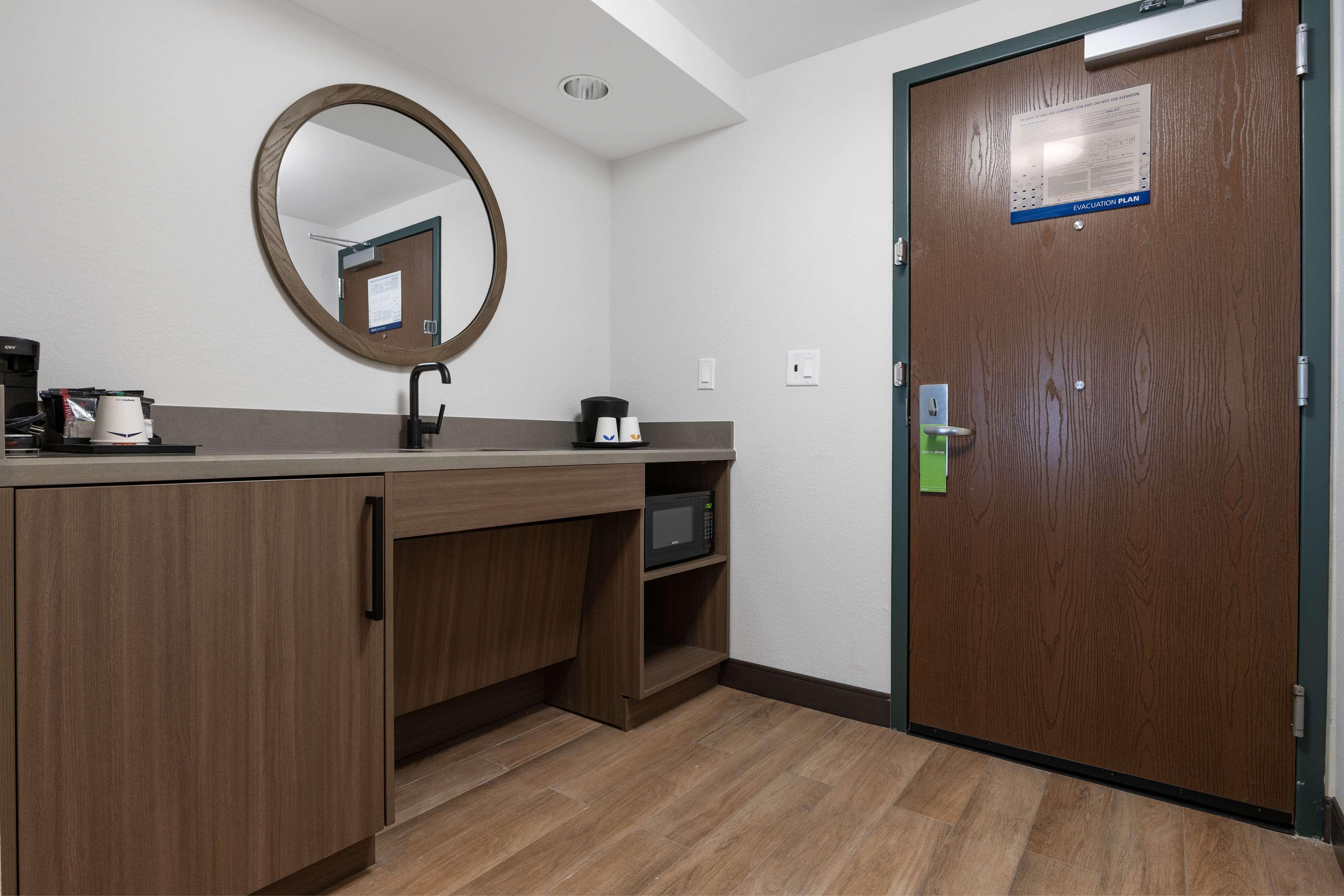 Suite Accessible King Size Bed