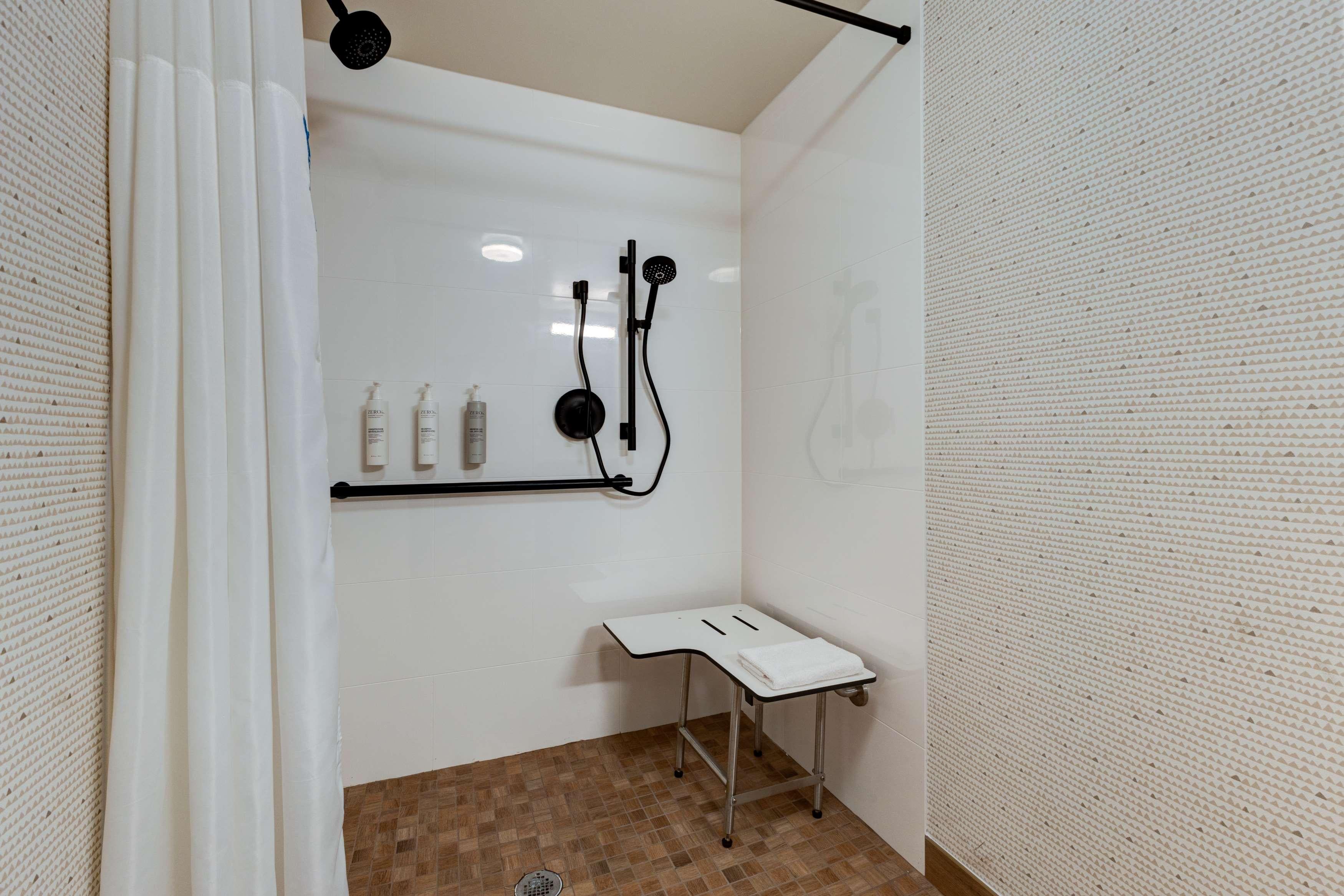 Suite Accessible King Size Bed