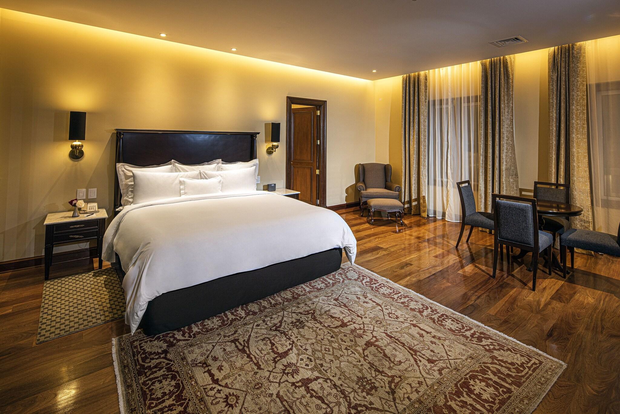 Suite Club with Views