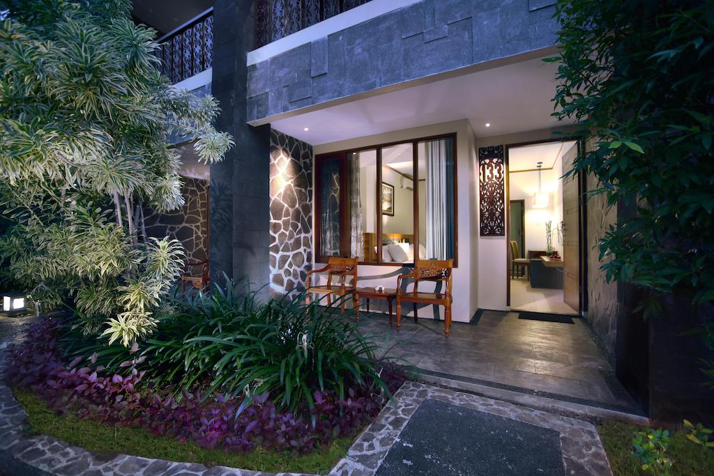 Twin Deluxe Pool View