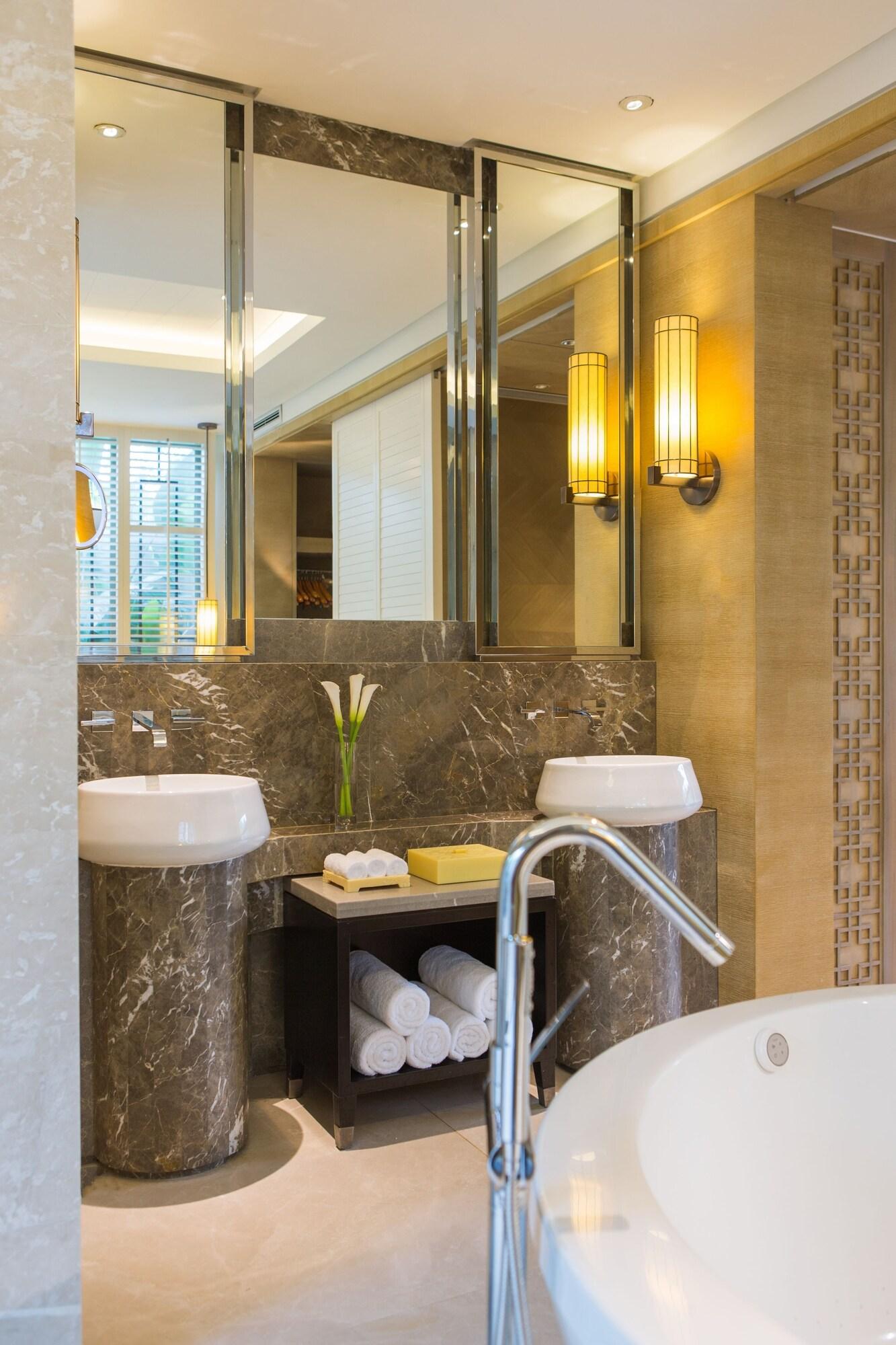 Family Room Garden View with Balcony