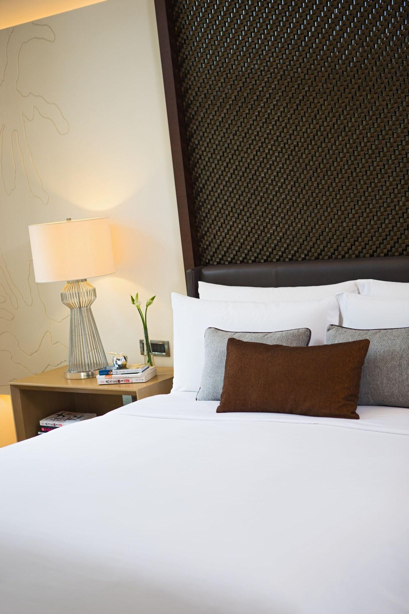 Family Room Garden View with Balcony