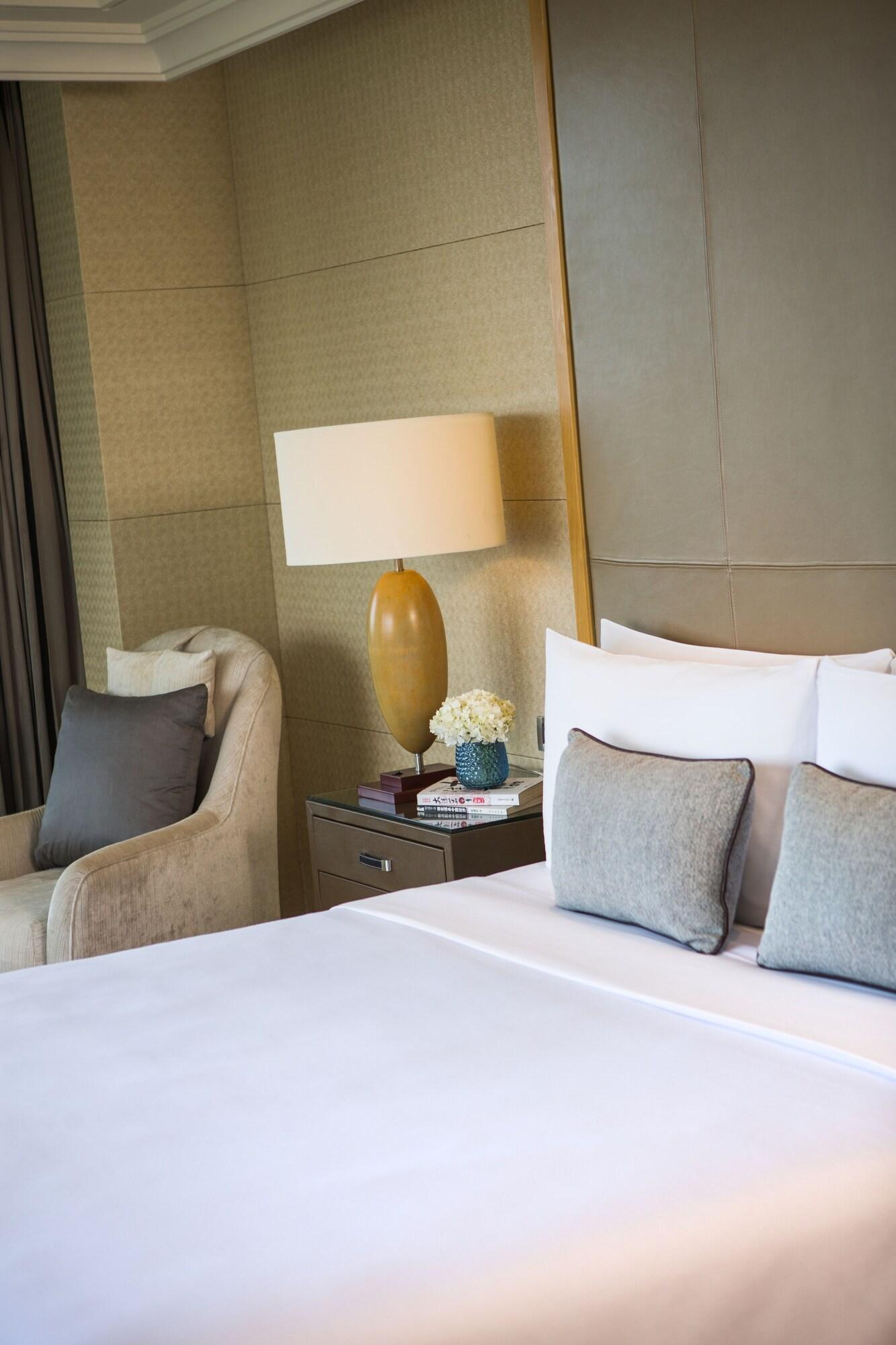 Family Room Garden View with Balcony