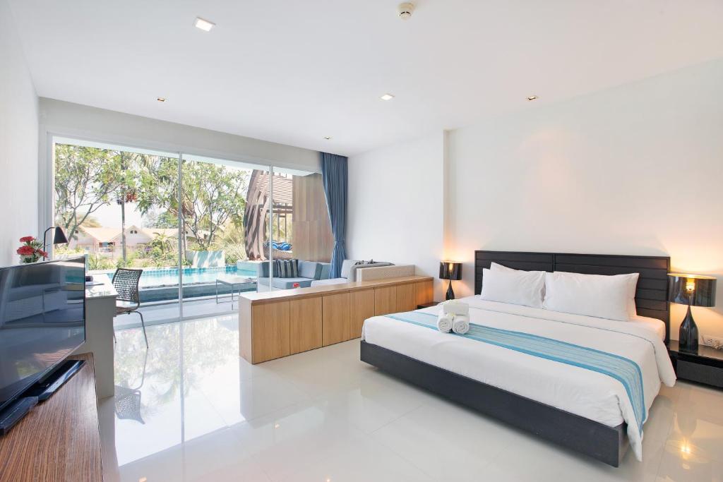 Double or Twin Deluxe Pool View