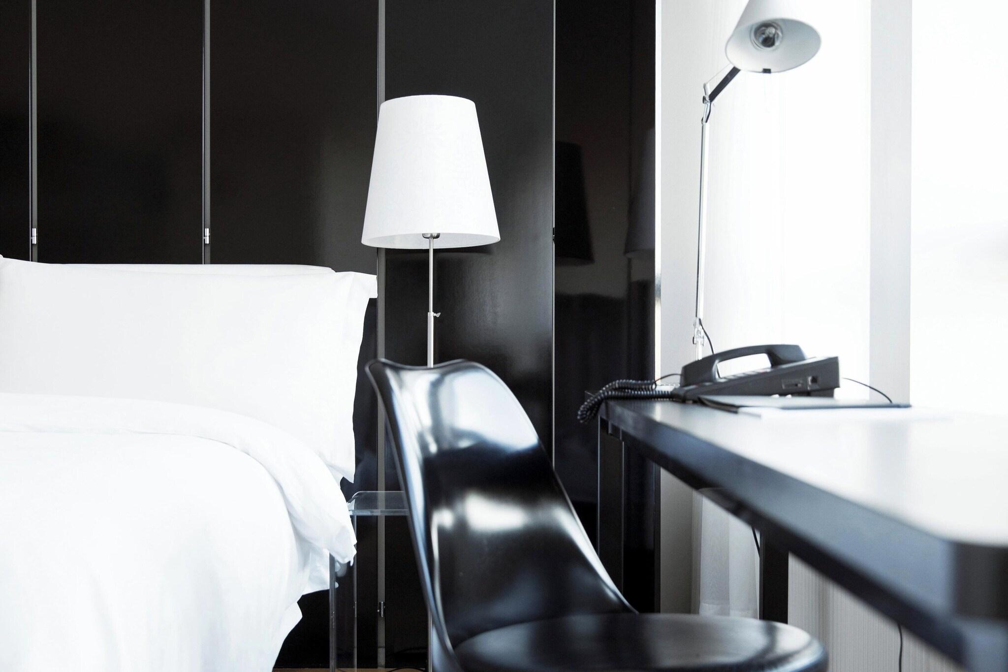 Suite King Size Bed
