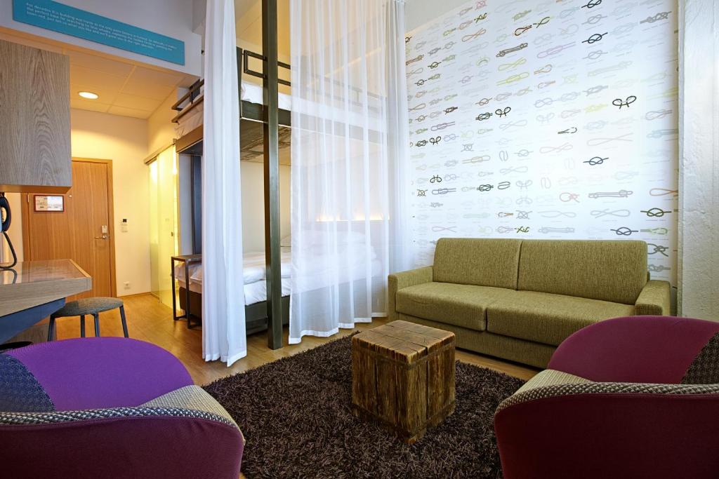 Family Room Capacity 6