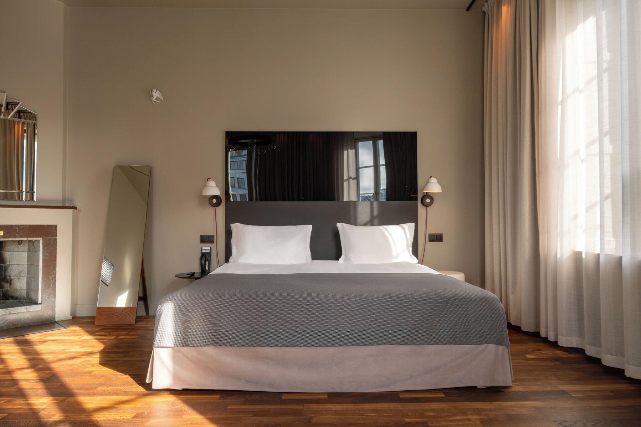 Suite King Size Bed