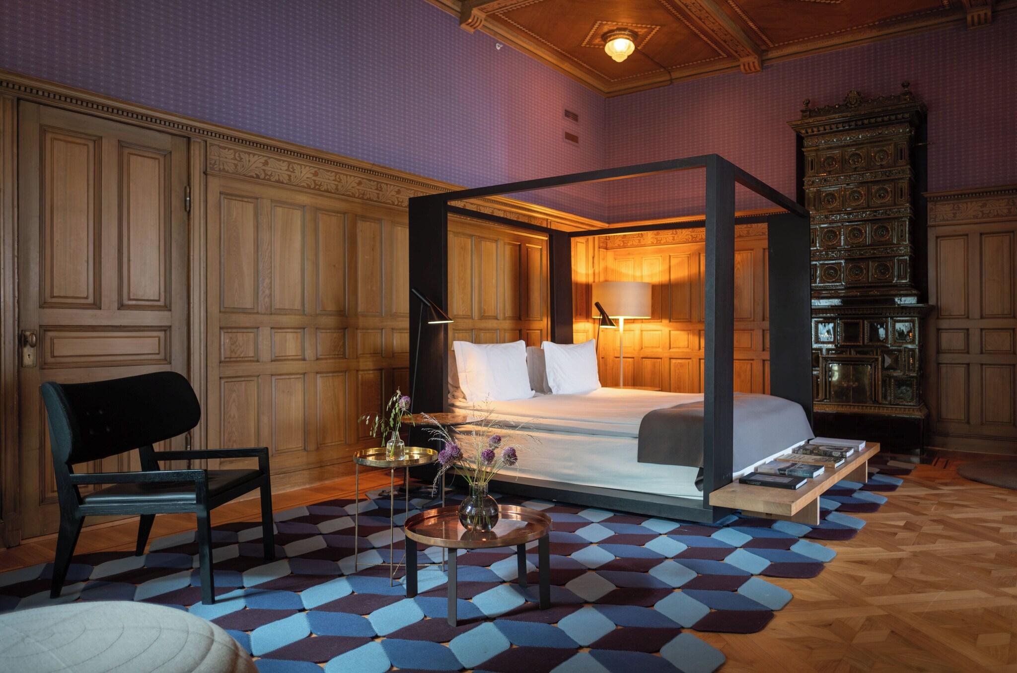 Suite King Size Bed