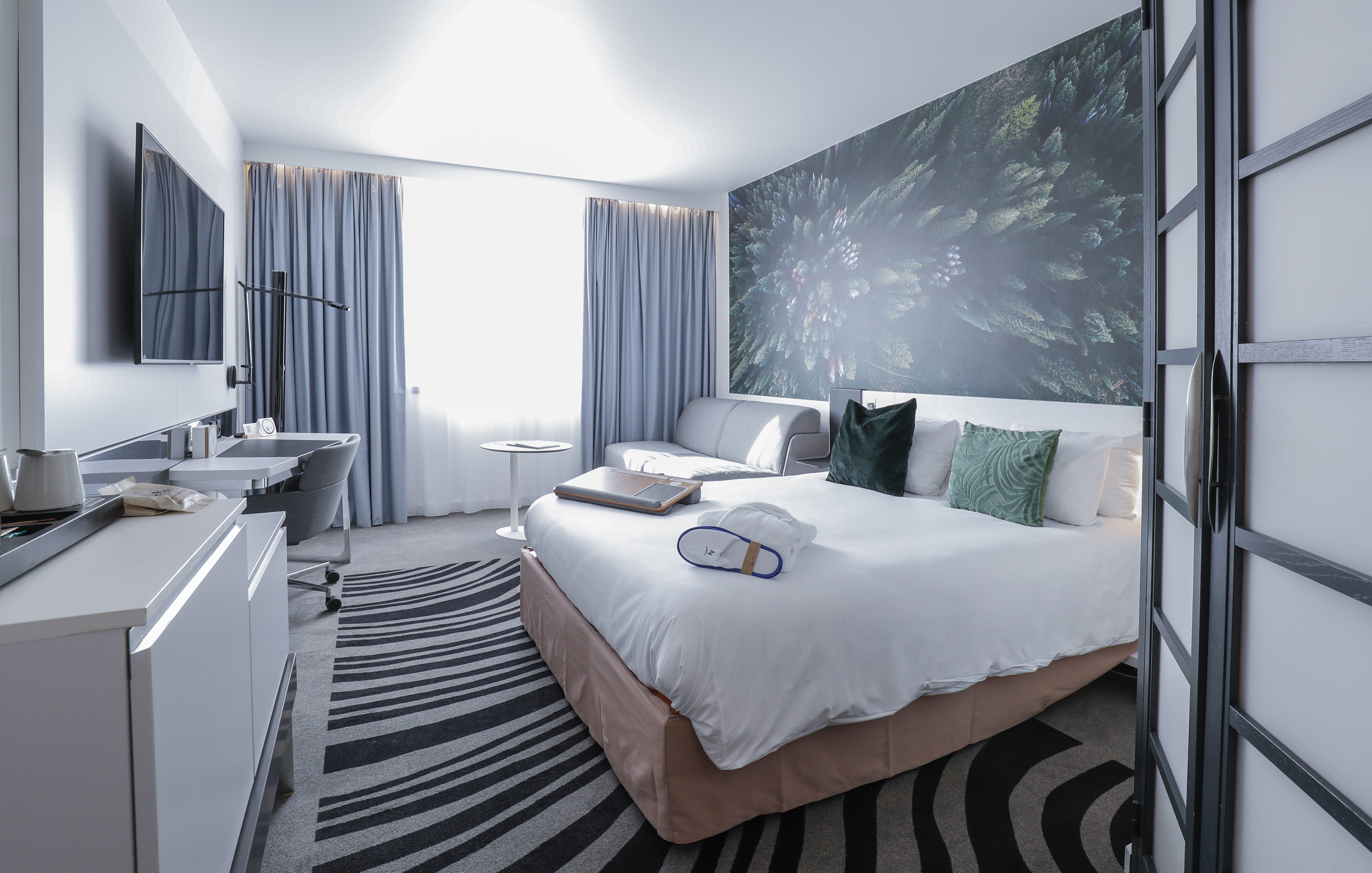 Double Executive Queen Bed