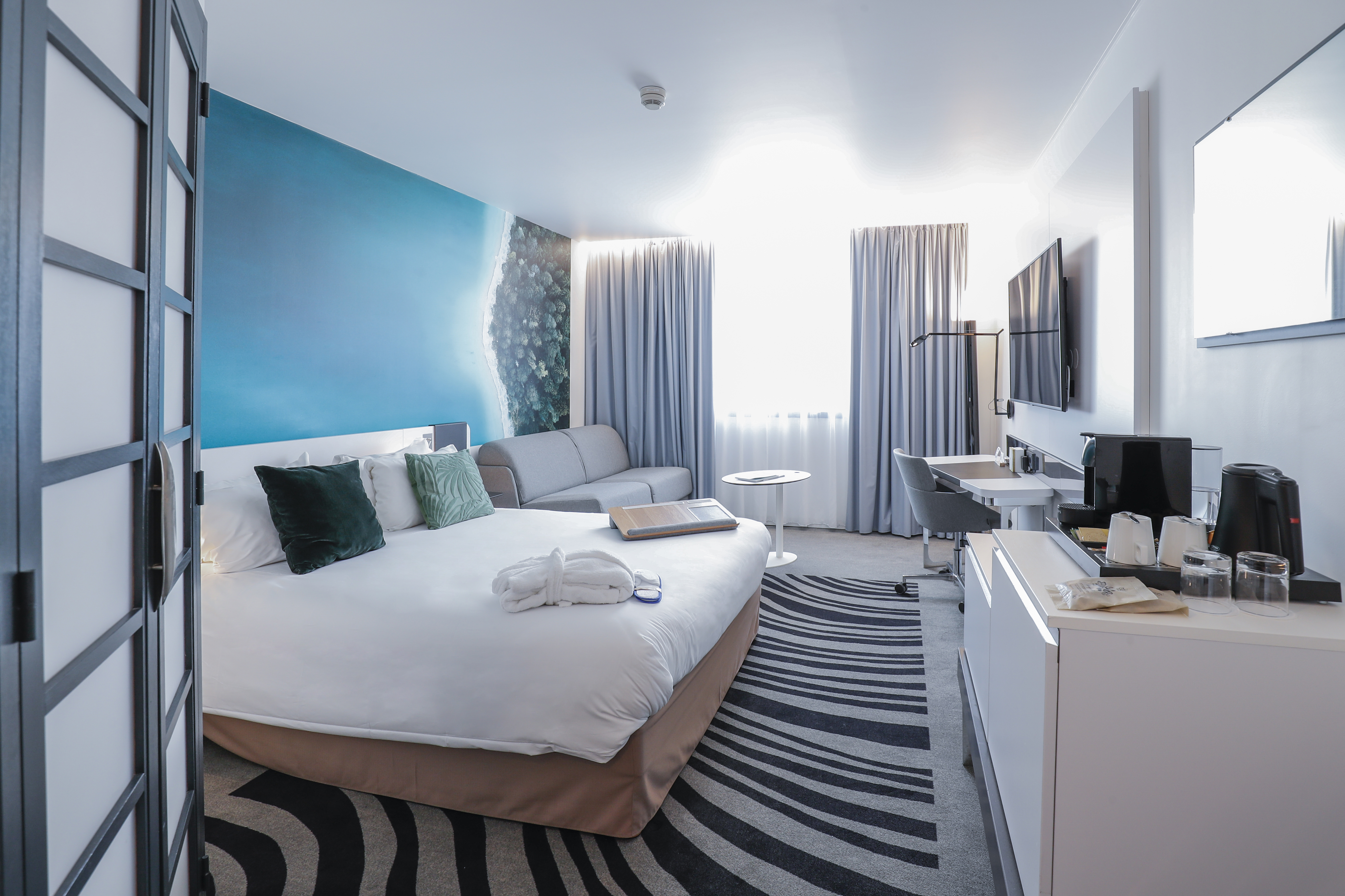 Double Executive Queen Bed