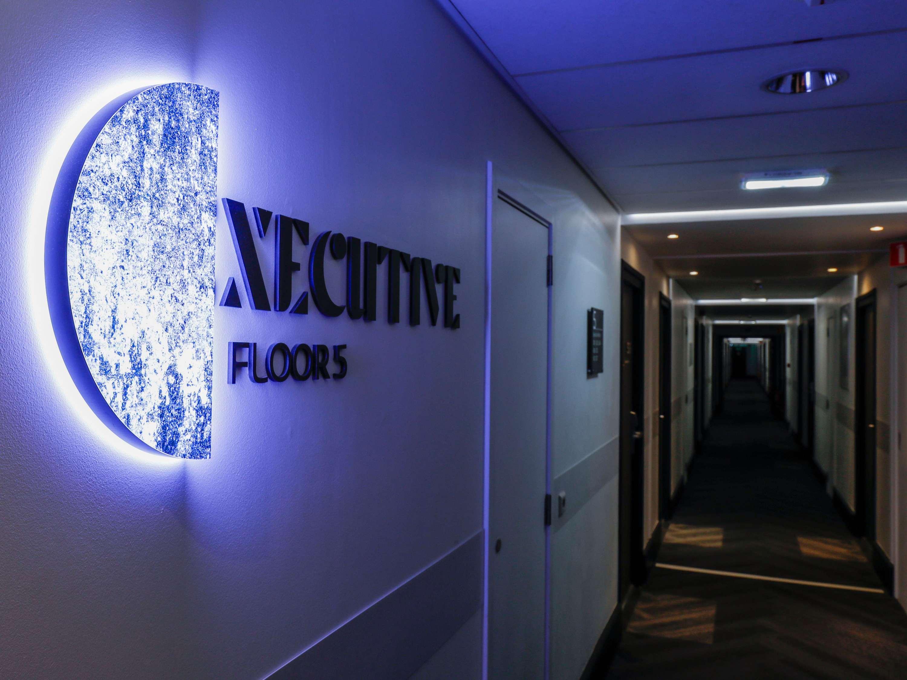 Double Executive Queen Bed