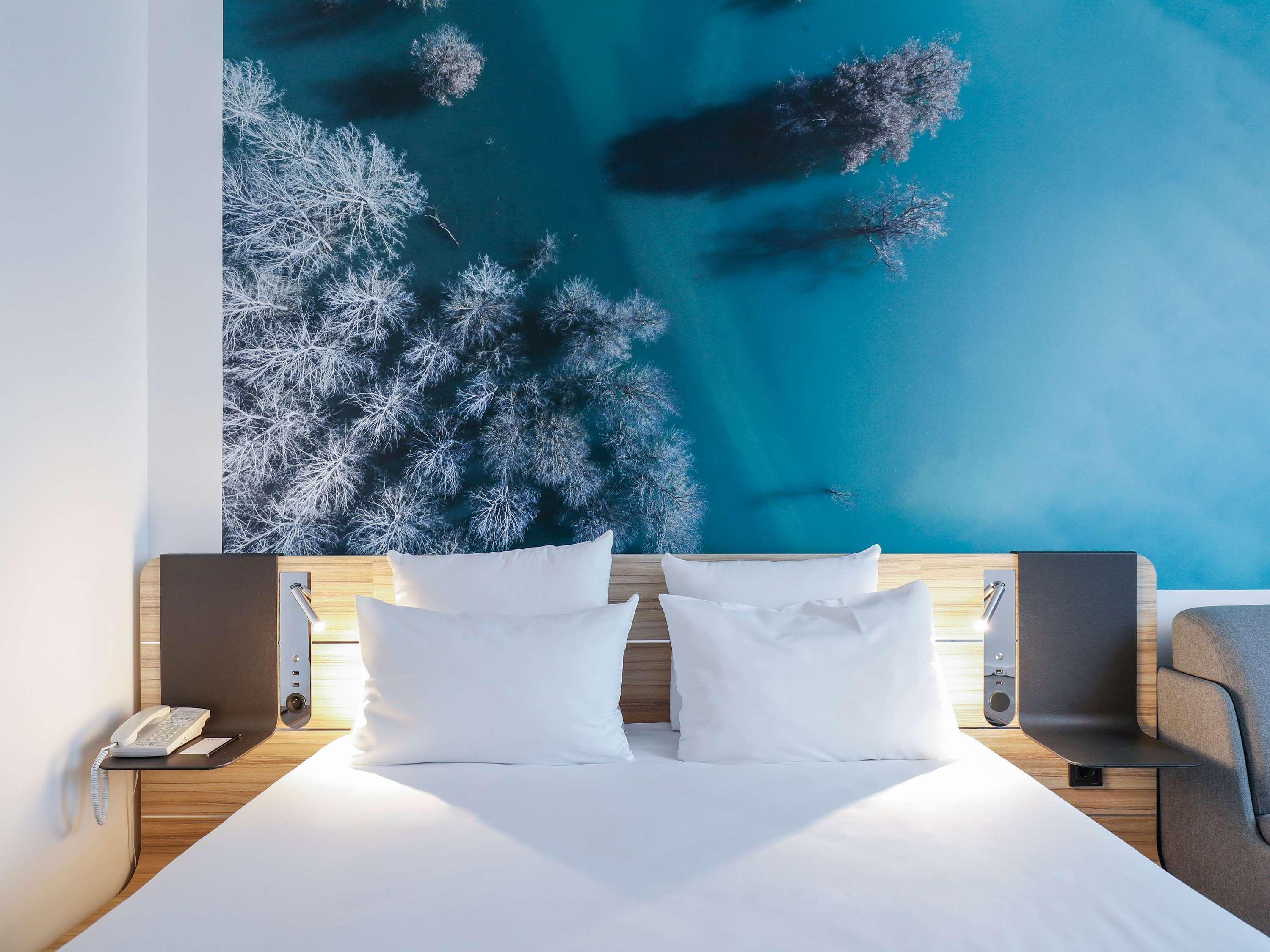 Double Classic Queen Bed