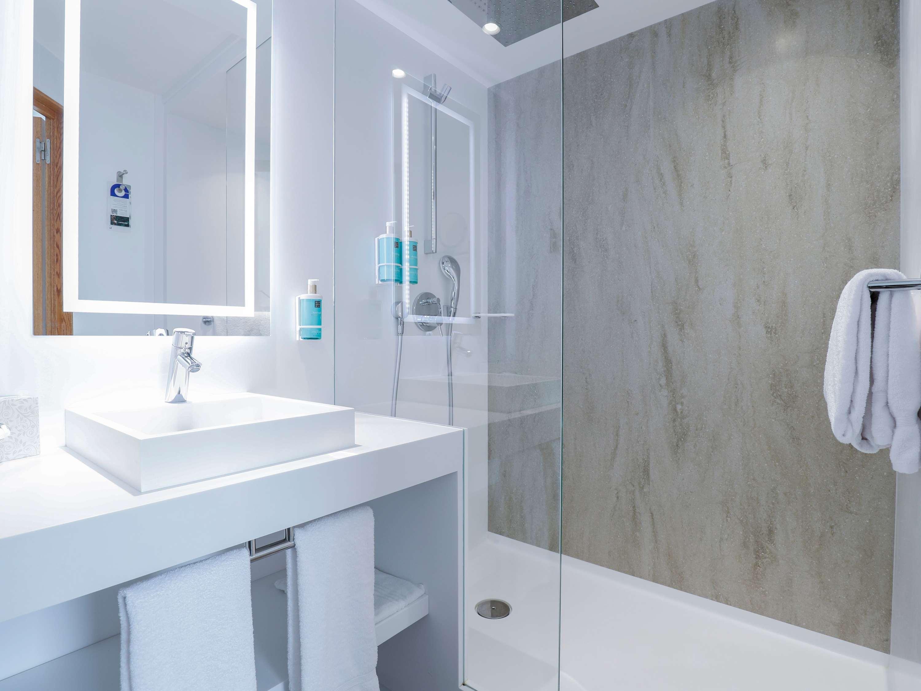 Double Classic Queen Bed