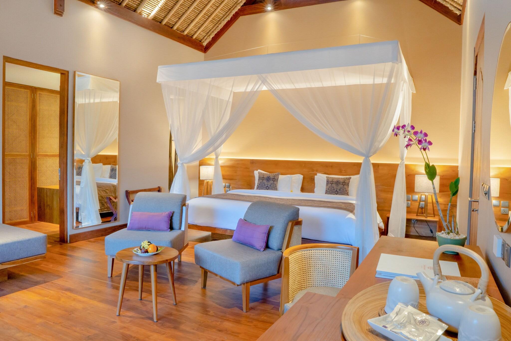 Suite Pool View King Bed