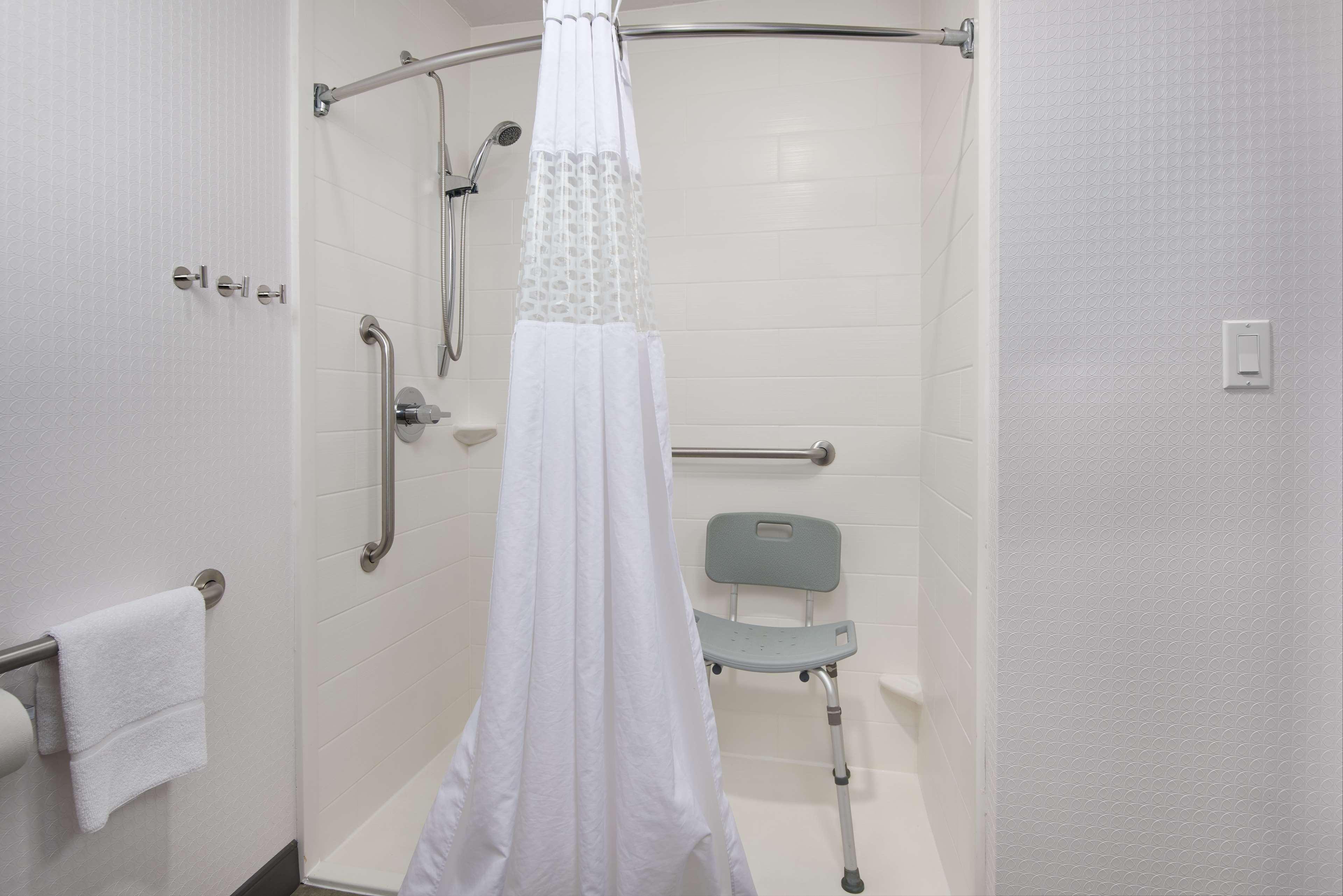 Suite Accessible King Size Bed