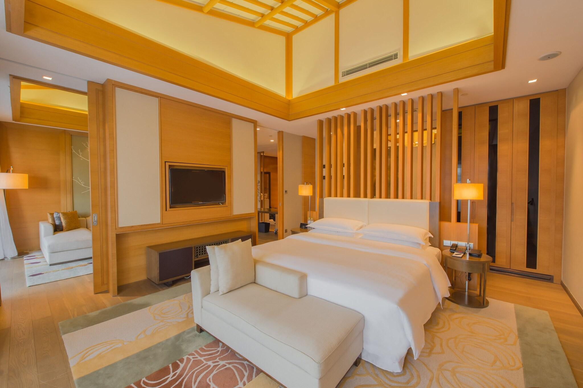 Suite Deluxe King Bed