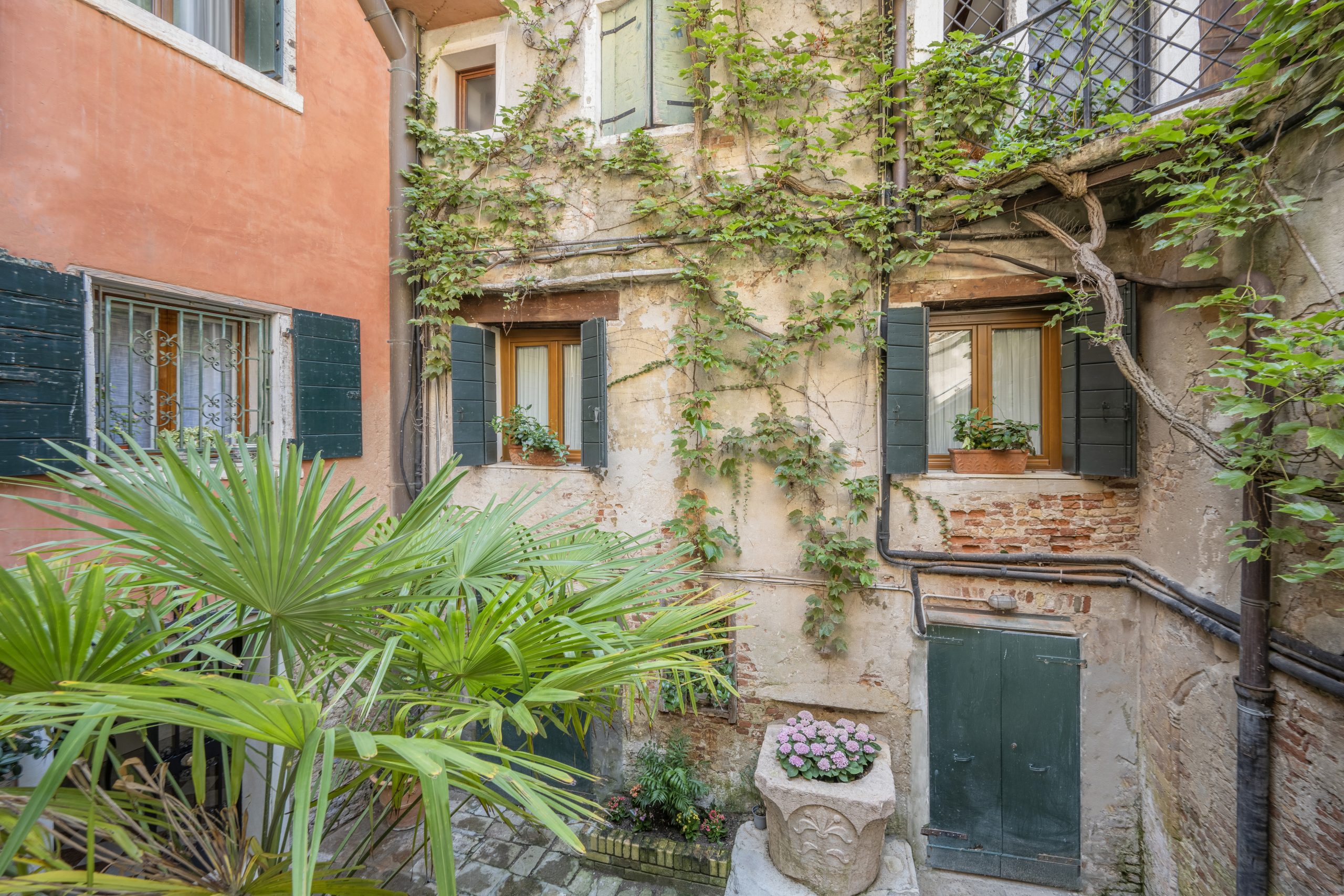 Apartment One Bedroom Two Bathrooms