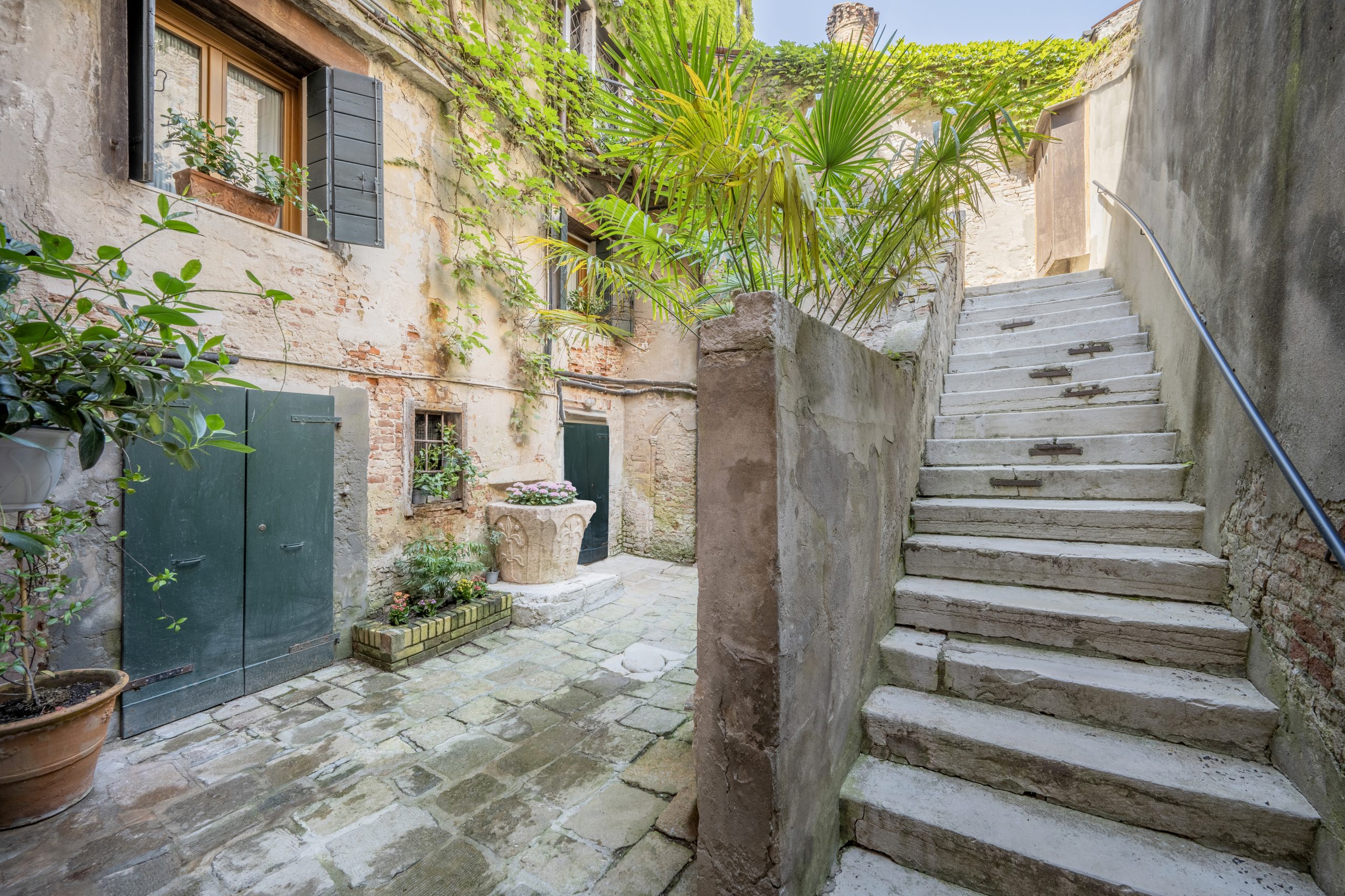 Apartment One Bedroom Two Bathrooms