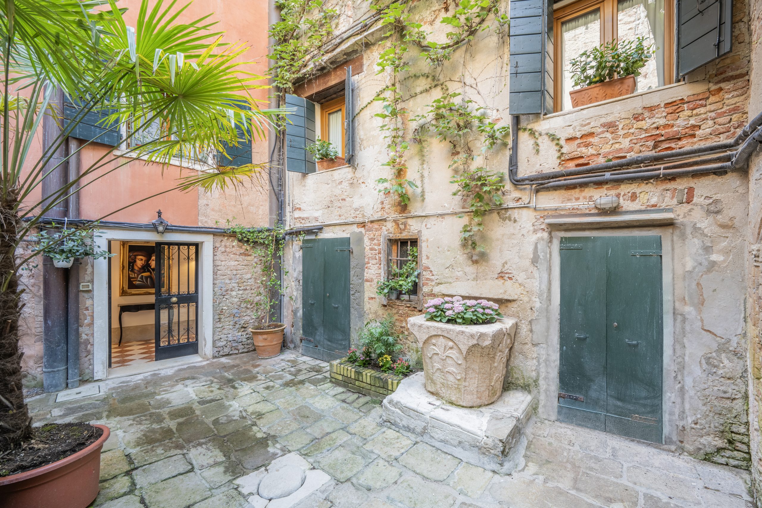 Apartment One Bedroom Two Bathrooms