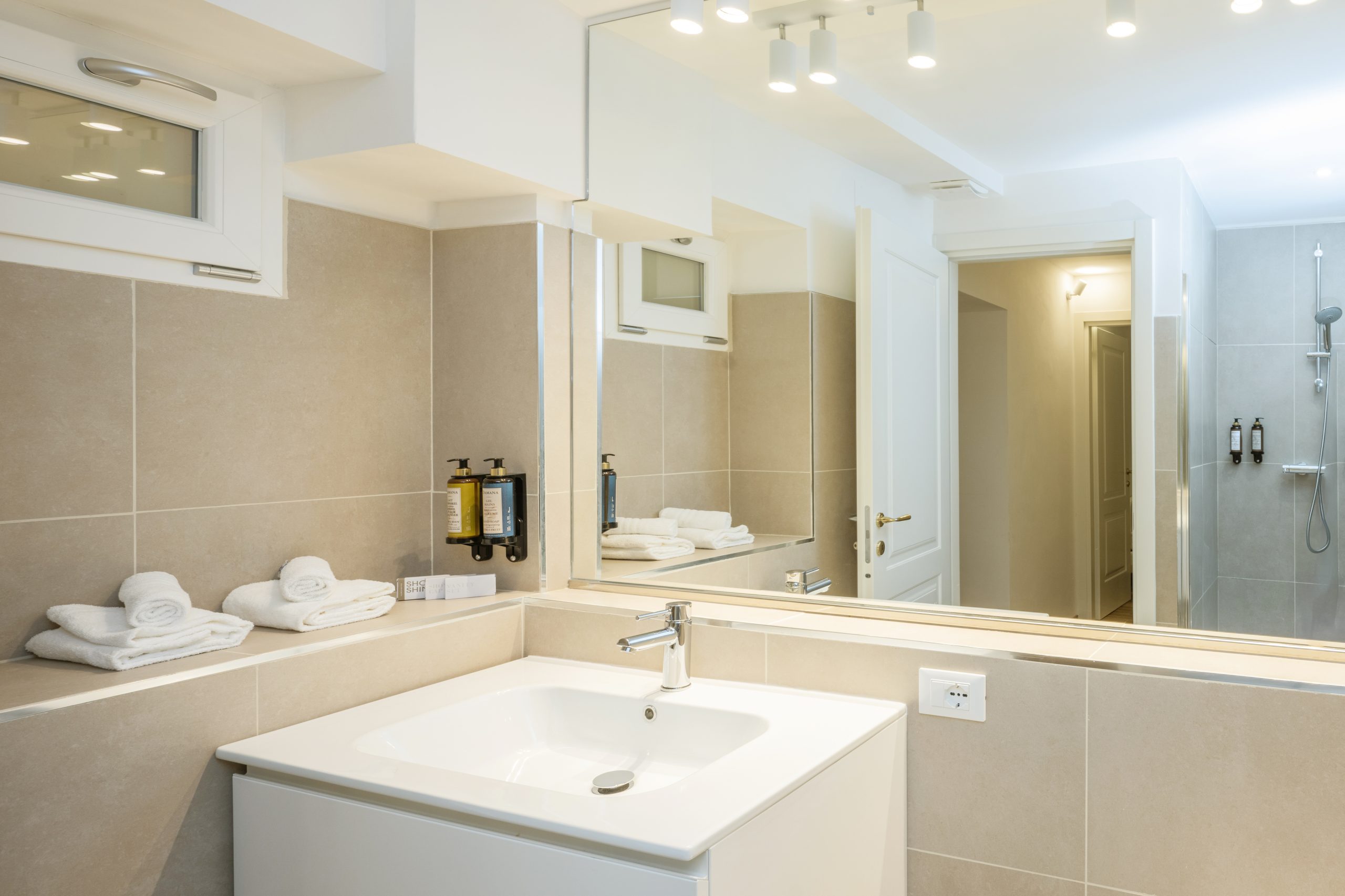 Apartment One Bedroom Two Bathrooms