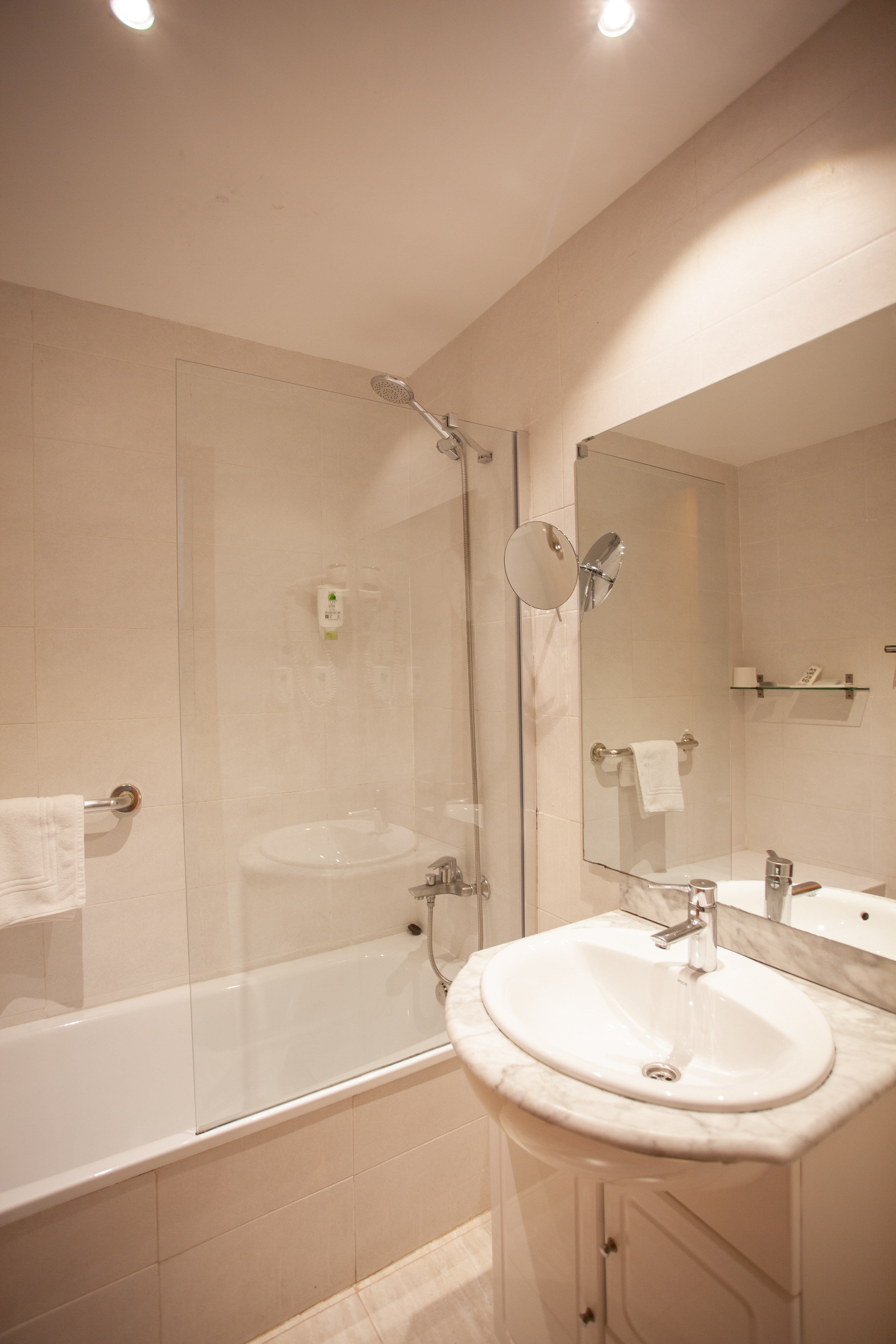 Apartment Four Bedrooms with More Than Three Bathrooms