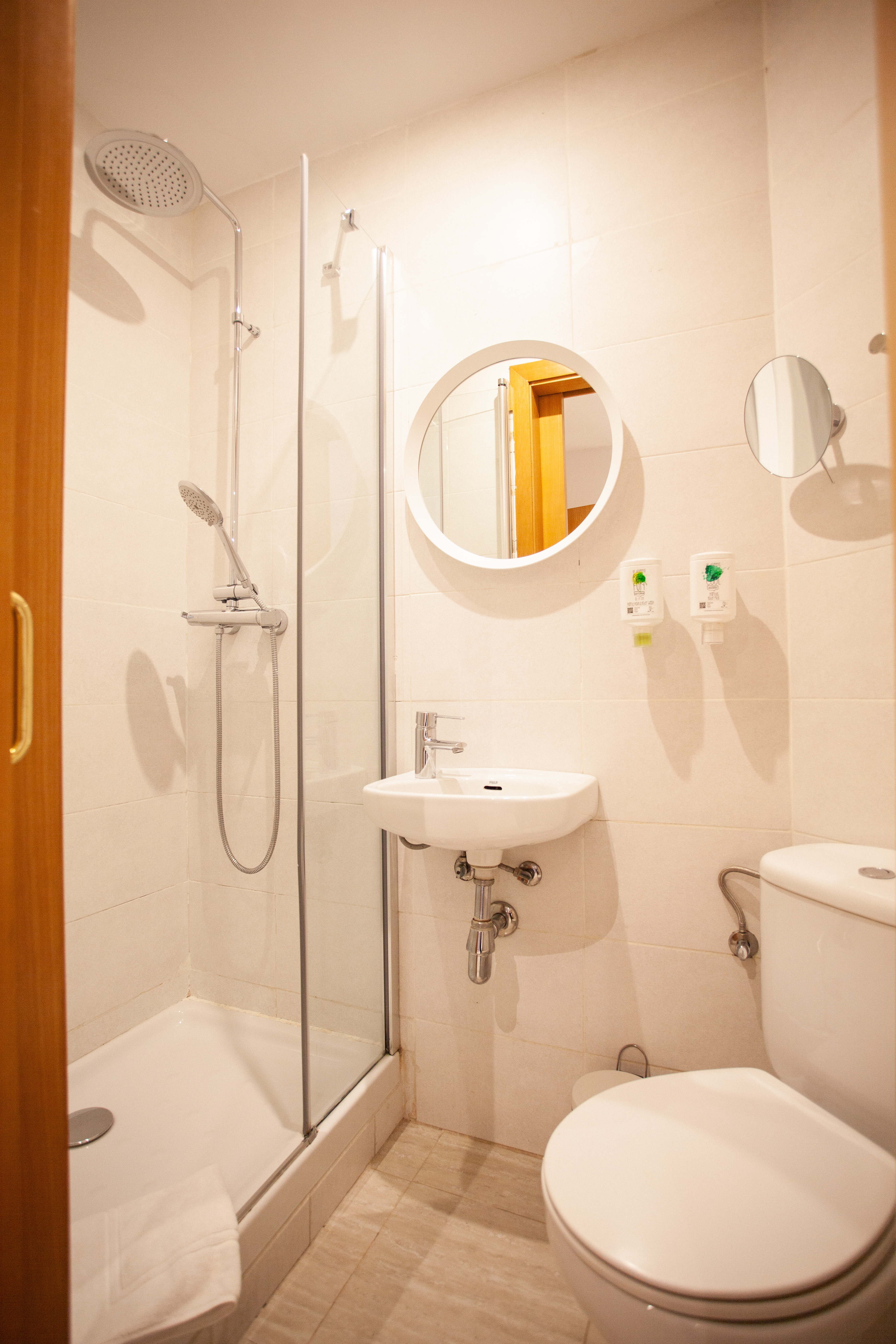 Apartment Four Bedrooms with More Than Three Bathrooms