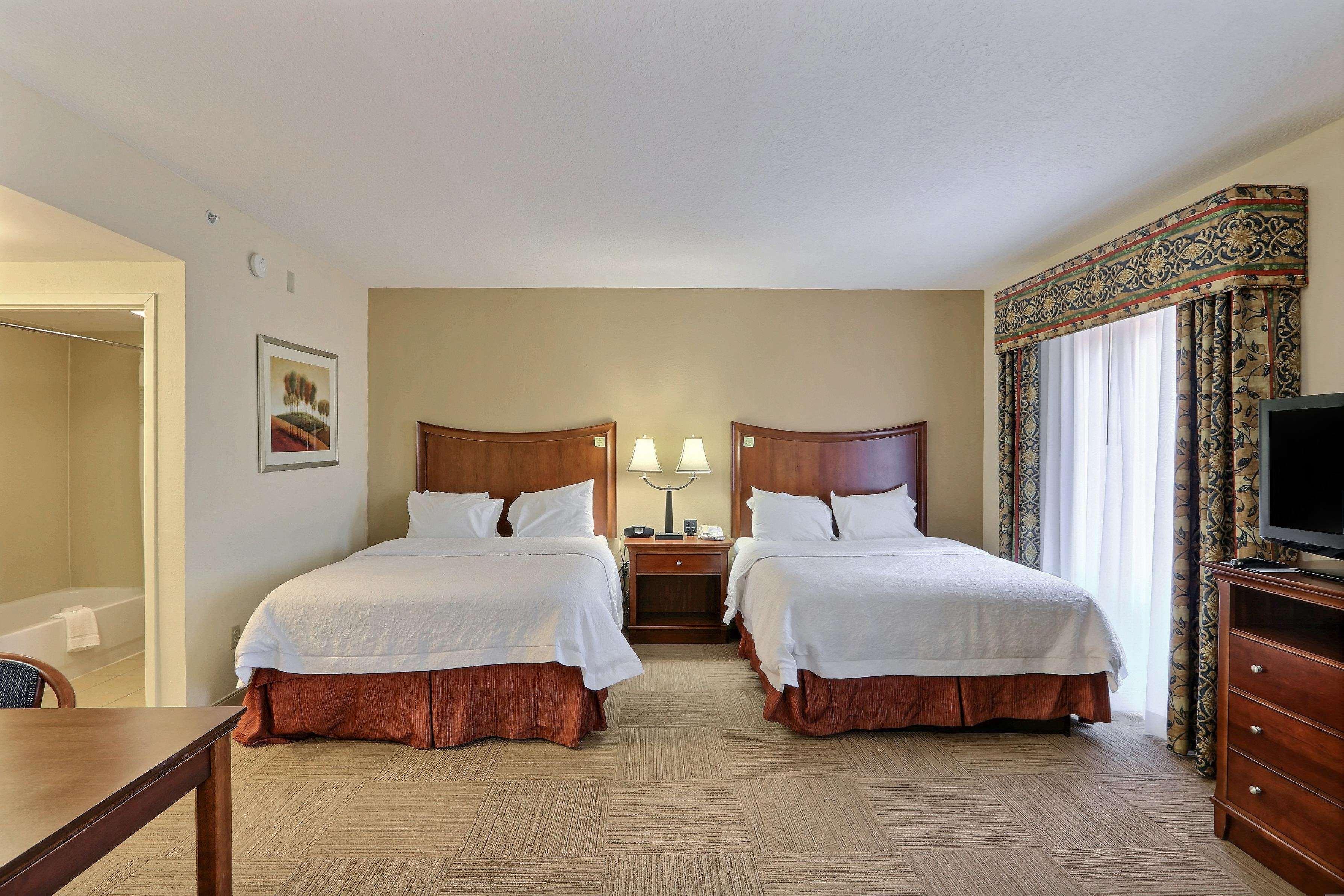 Studio Two Queen Beds Non Smoking