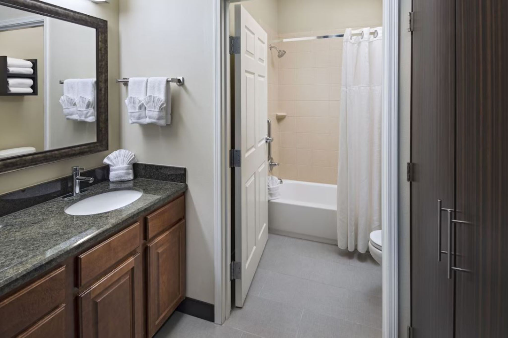 Studio Accessible-queen Size Bed