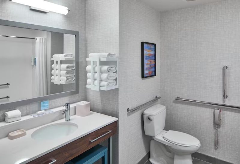 Suite Accessible King Size Bed