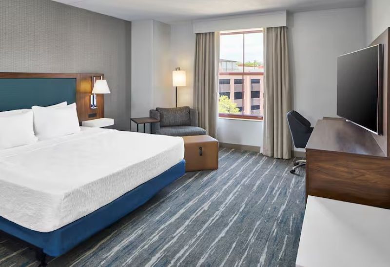 Suite Accessible King Size Bed