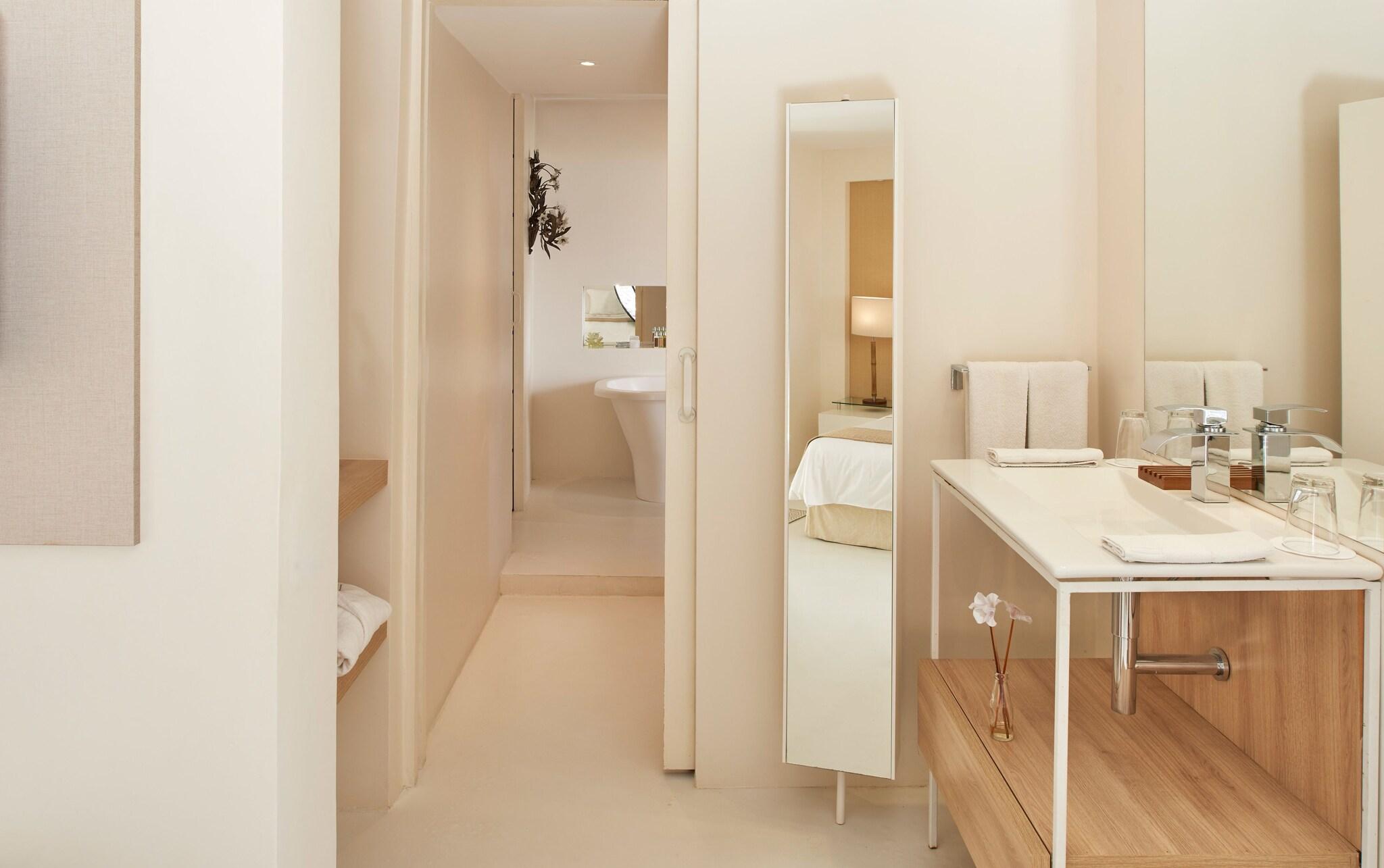 Junior Suite Ocean View Queen Bed