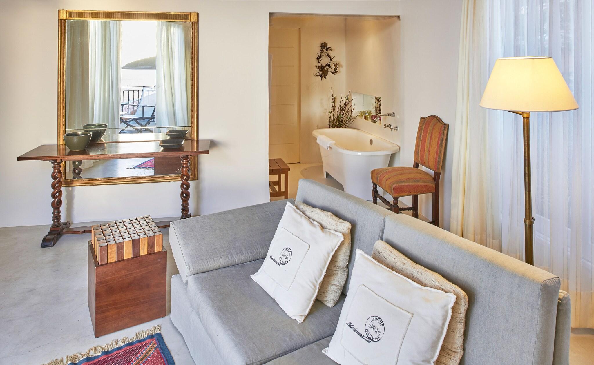 Junior Suite Ocean View Queen Bed