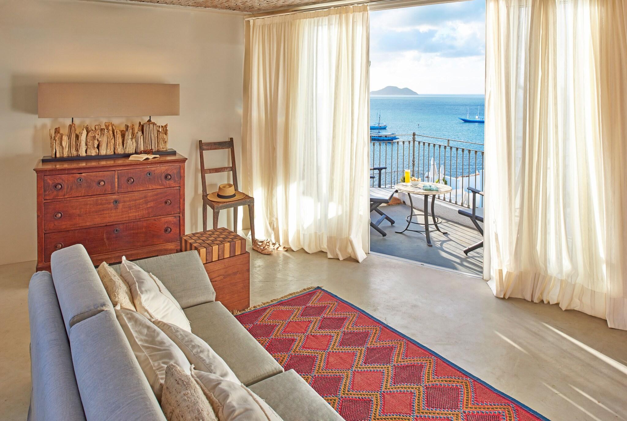 Junior Suite Ocean View Queen Bed