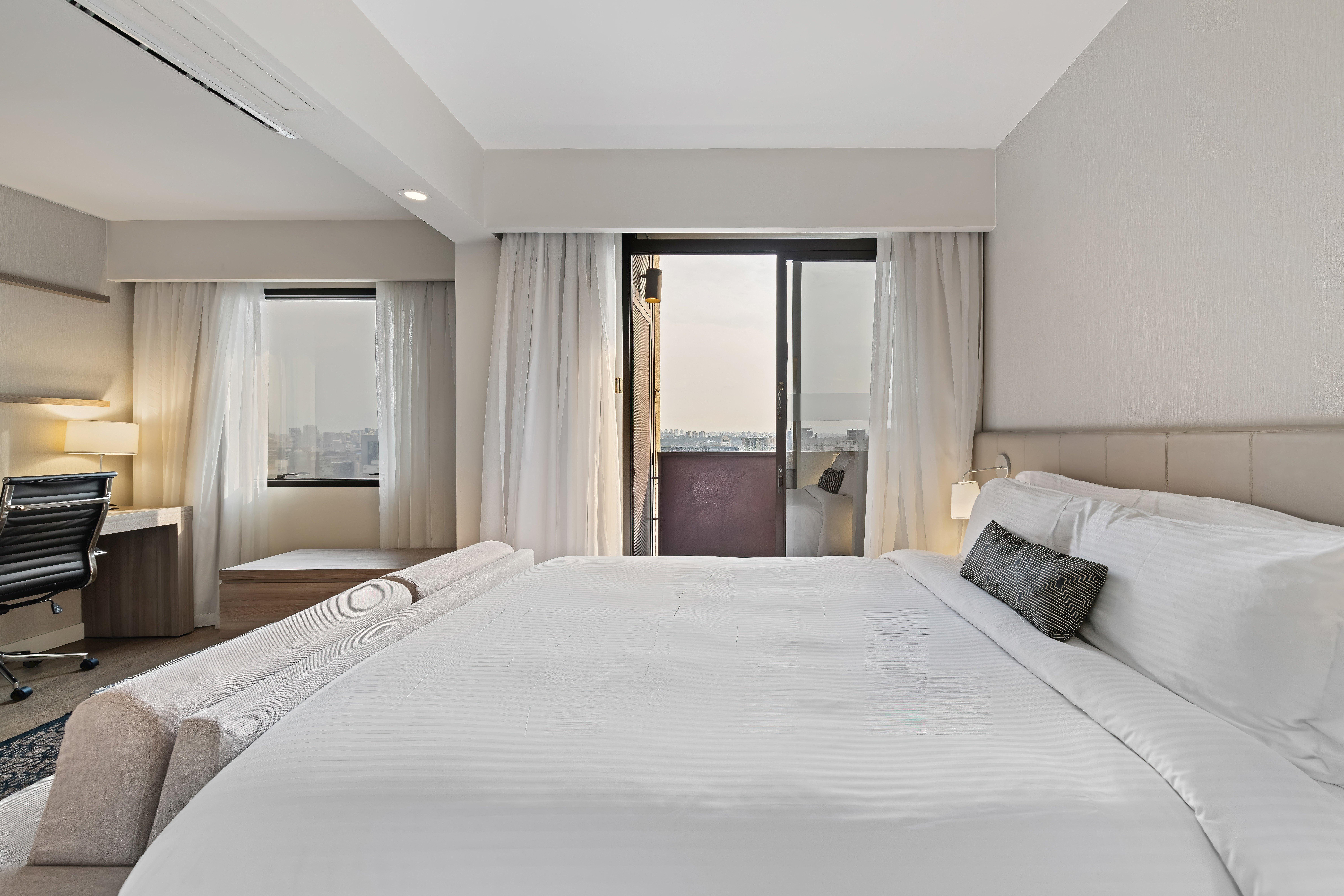 Studio City View Queen Bed