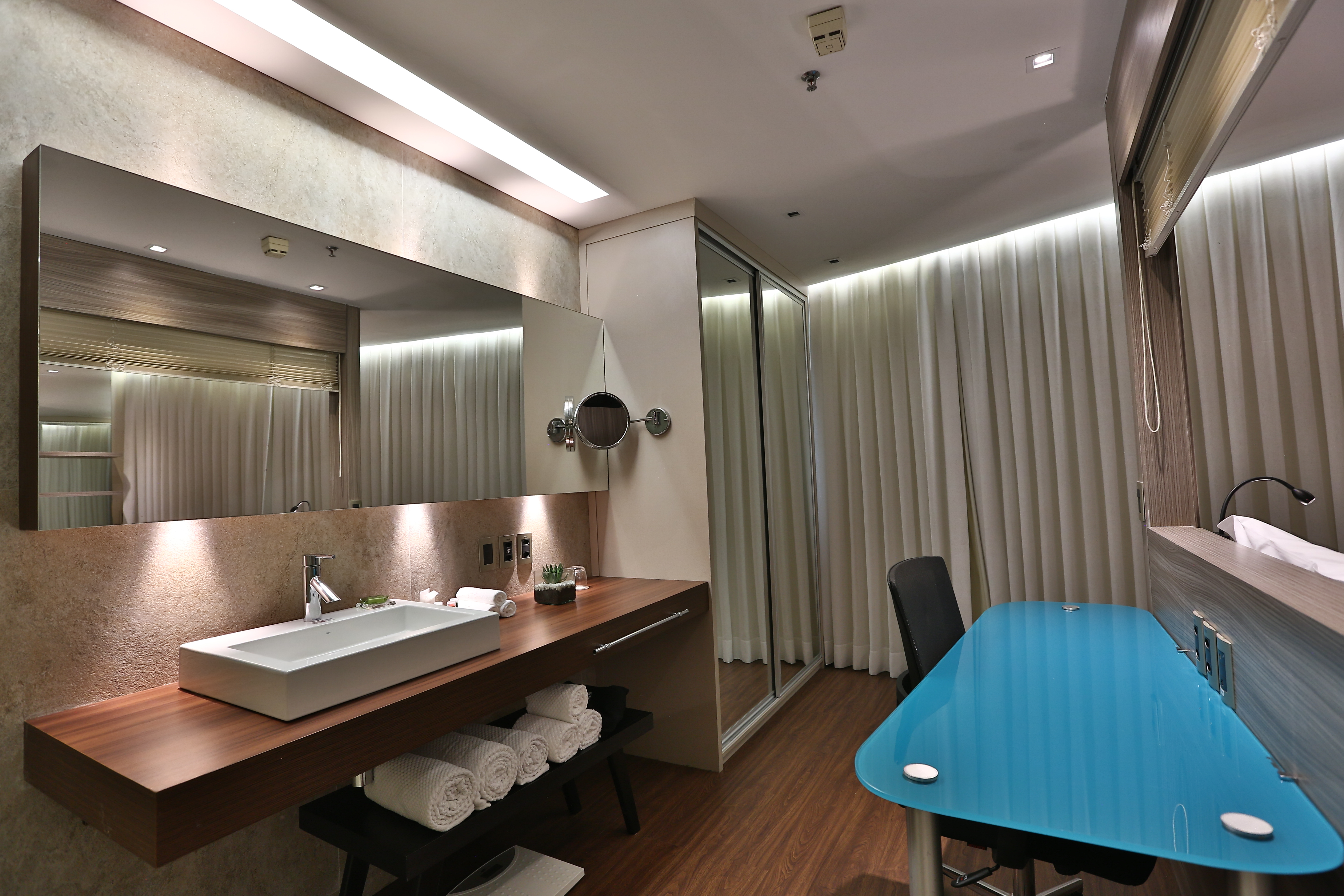 Double Business King Bed