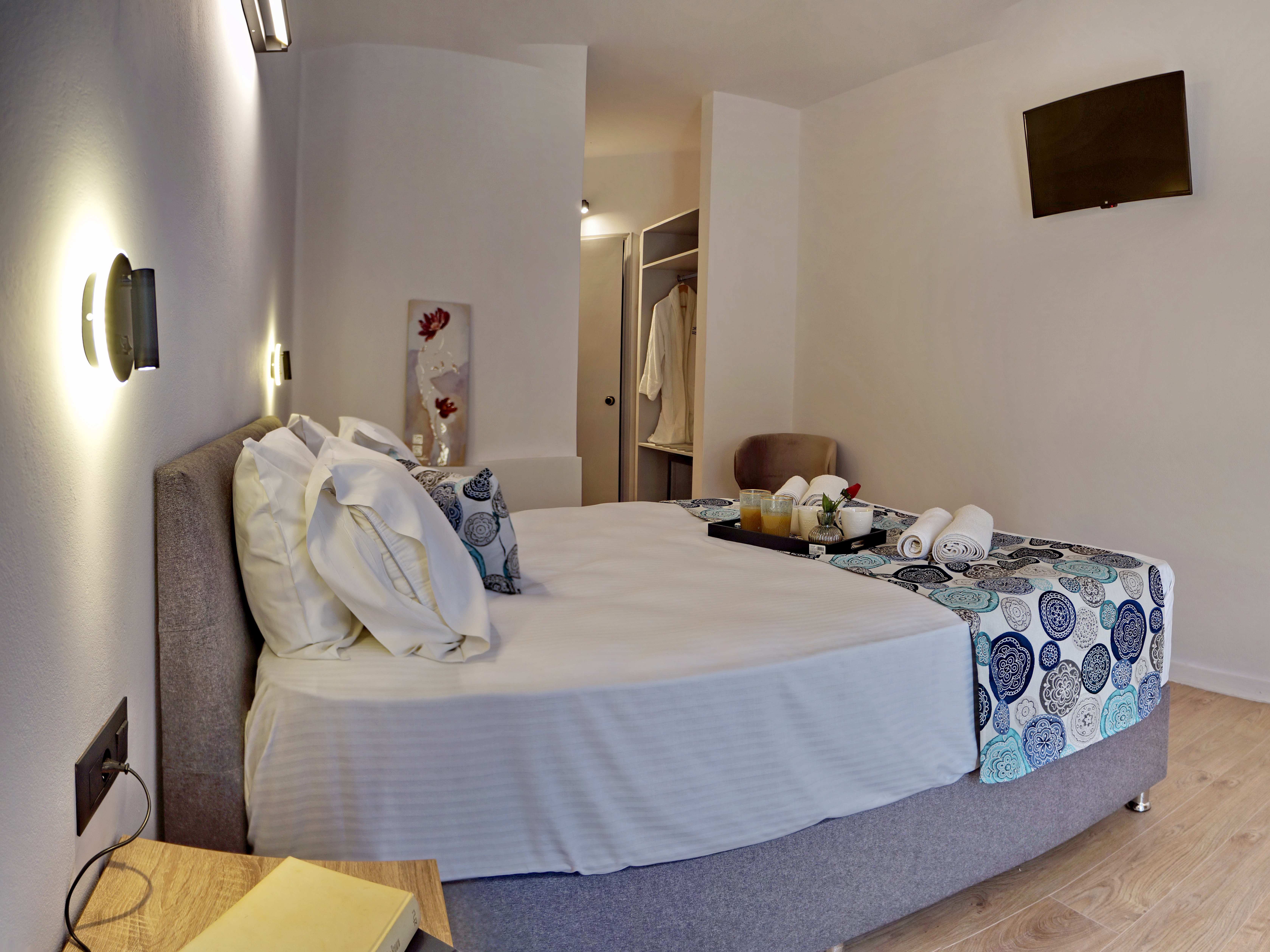 Double Deluxe One Bed