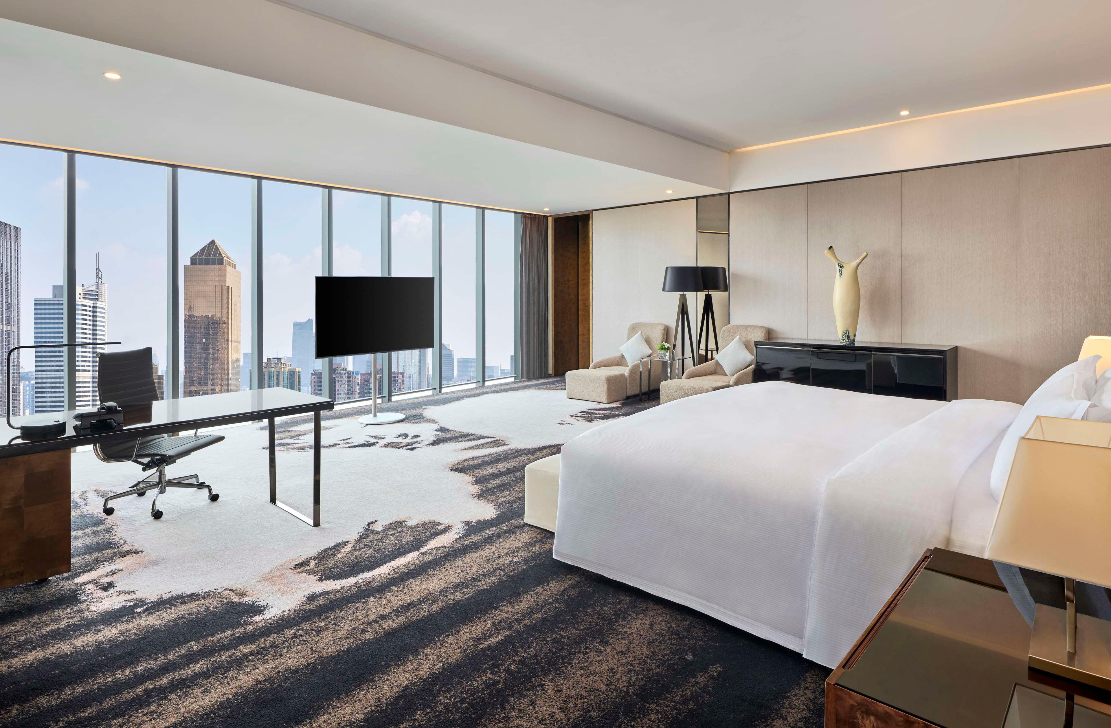 Suite Deluxe King Bed