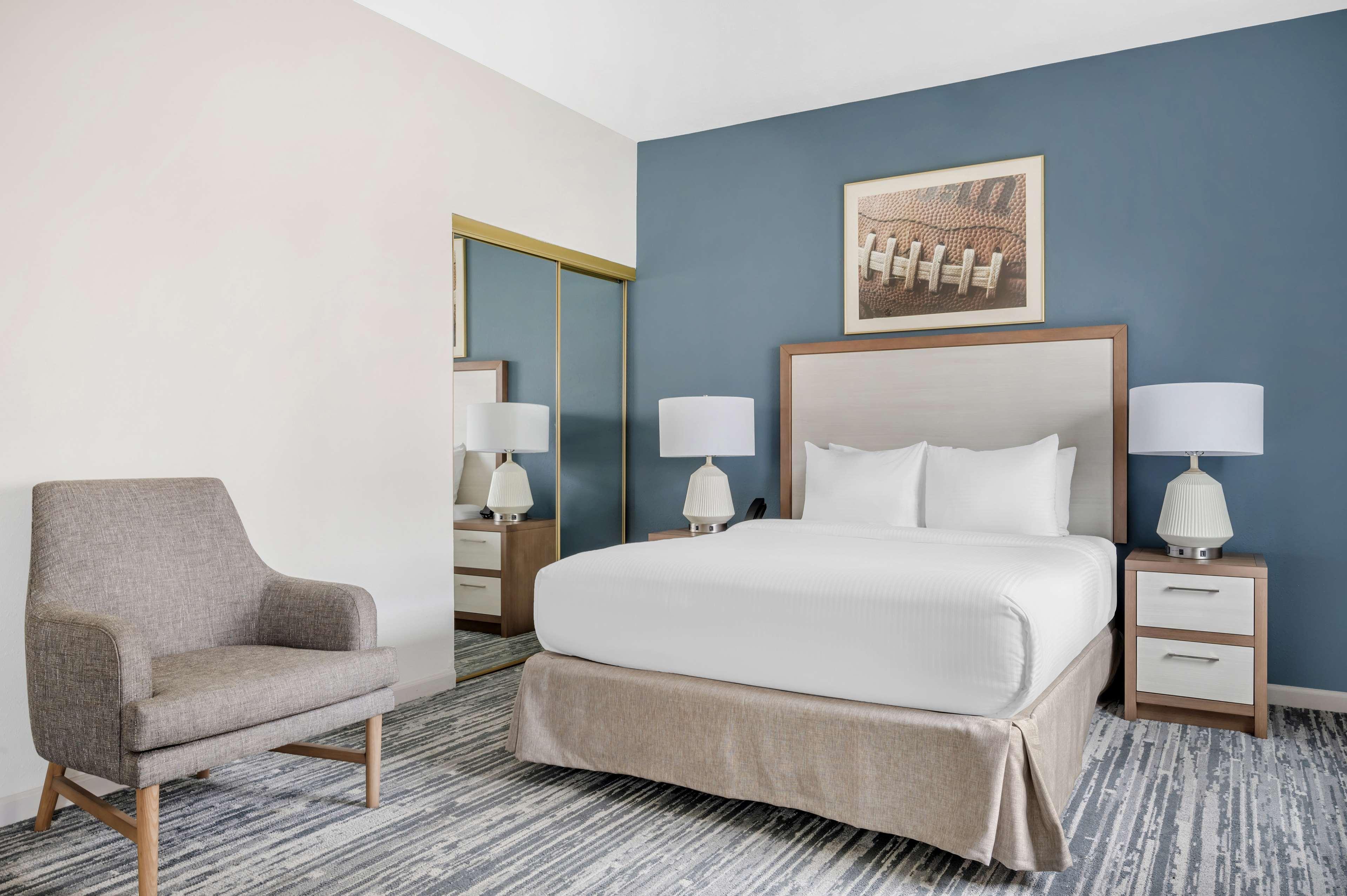 Studio Accessible-queen Size Bed