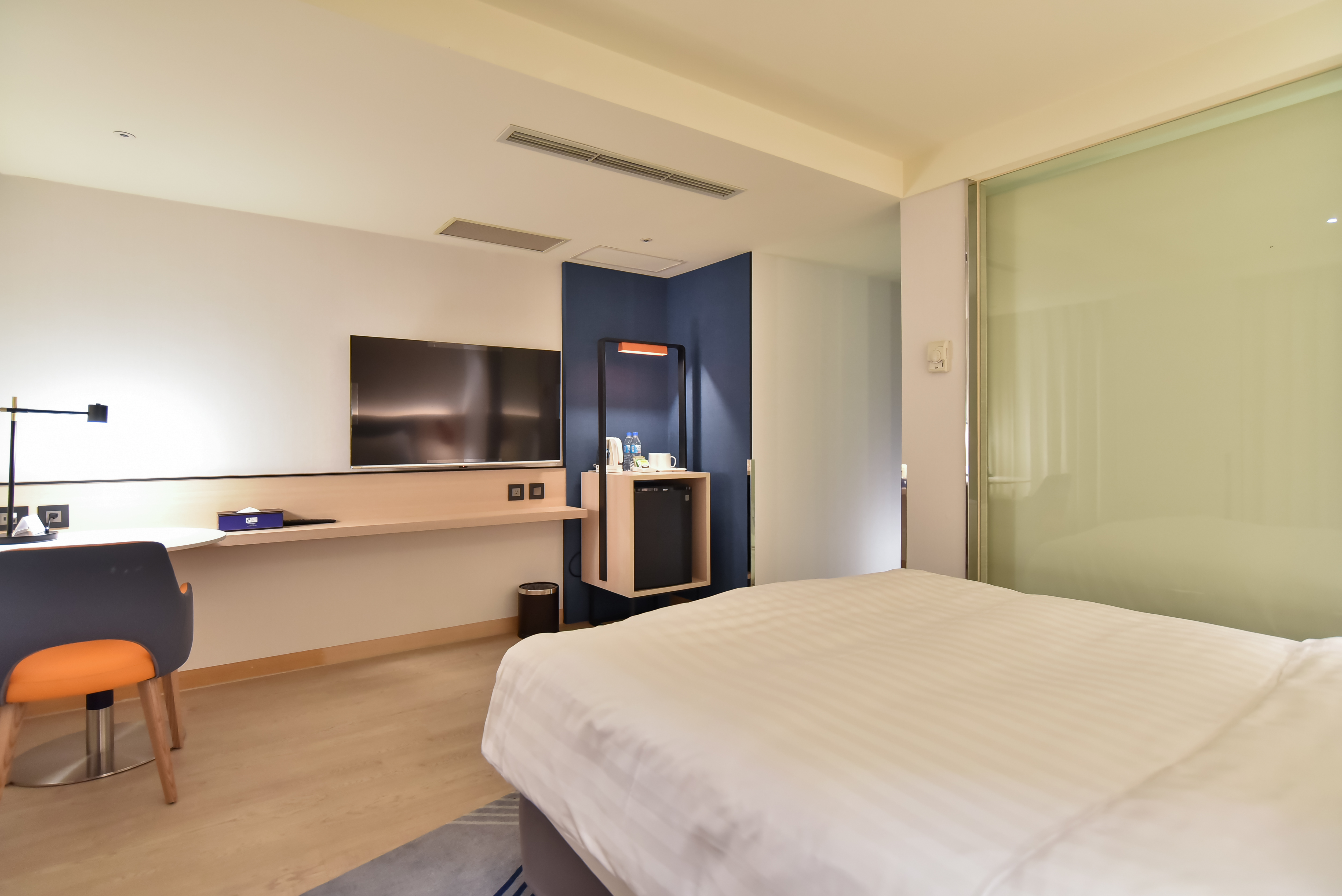 Double City View Queen Bed