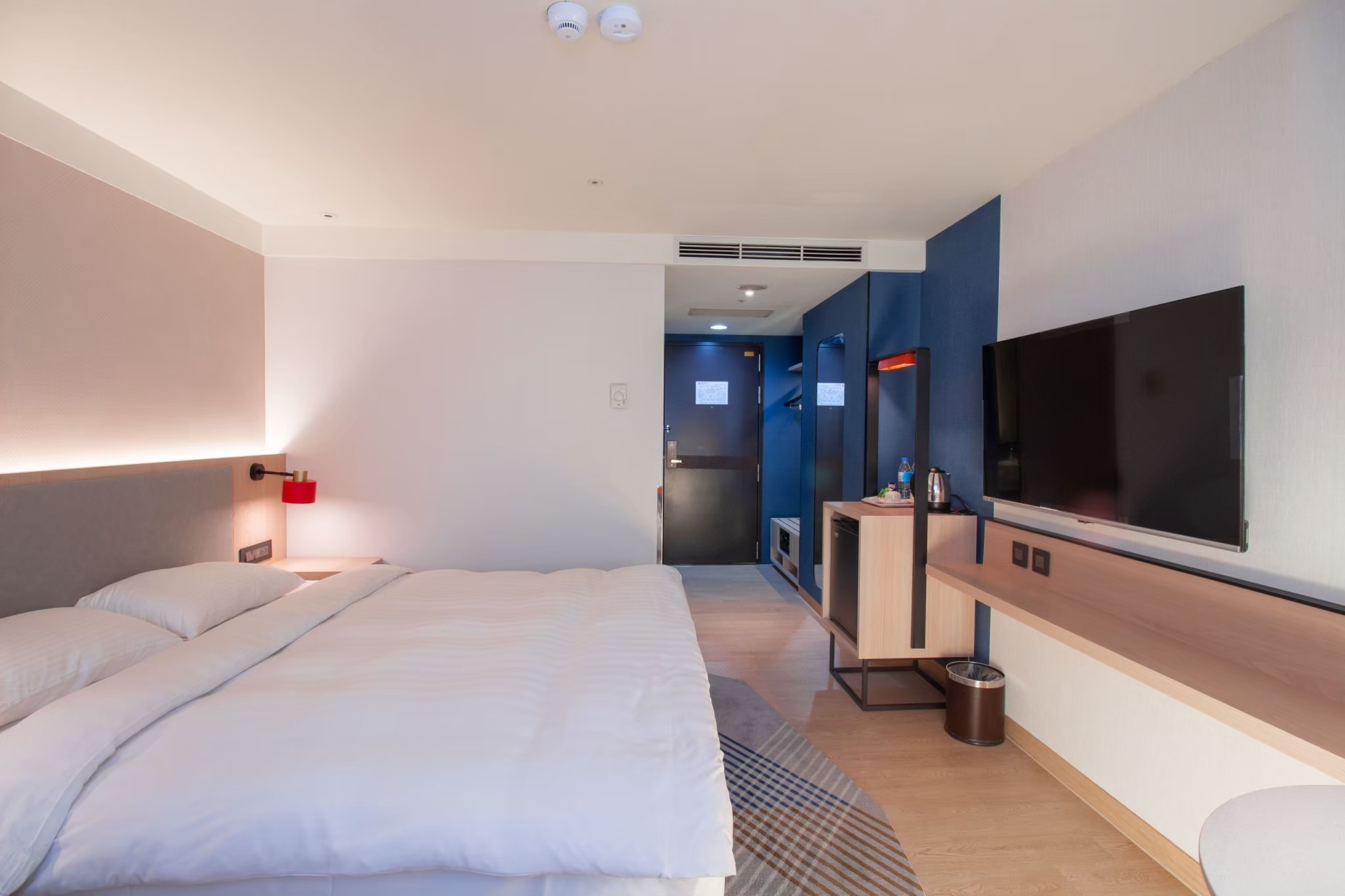 Double City View Queen Bed