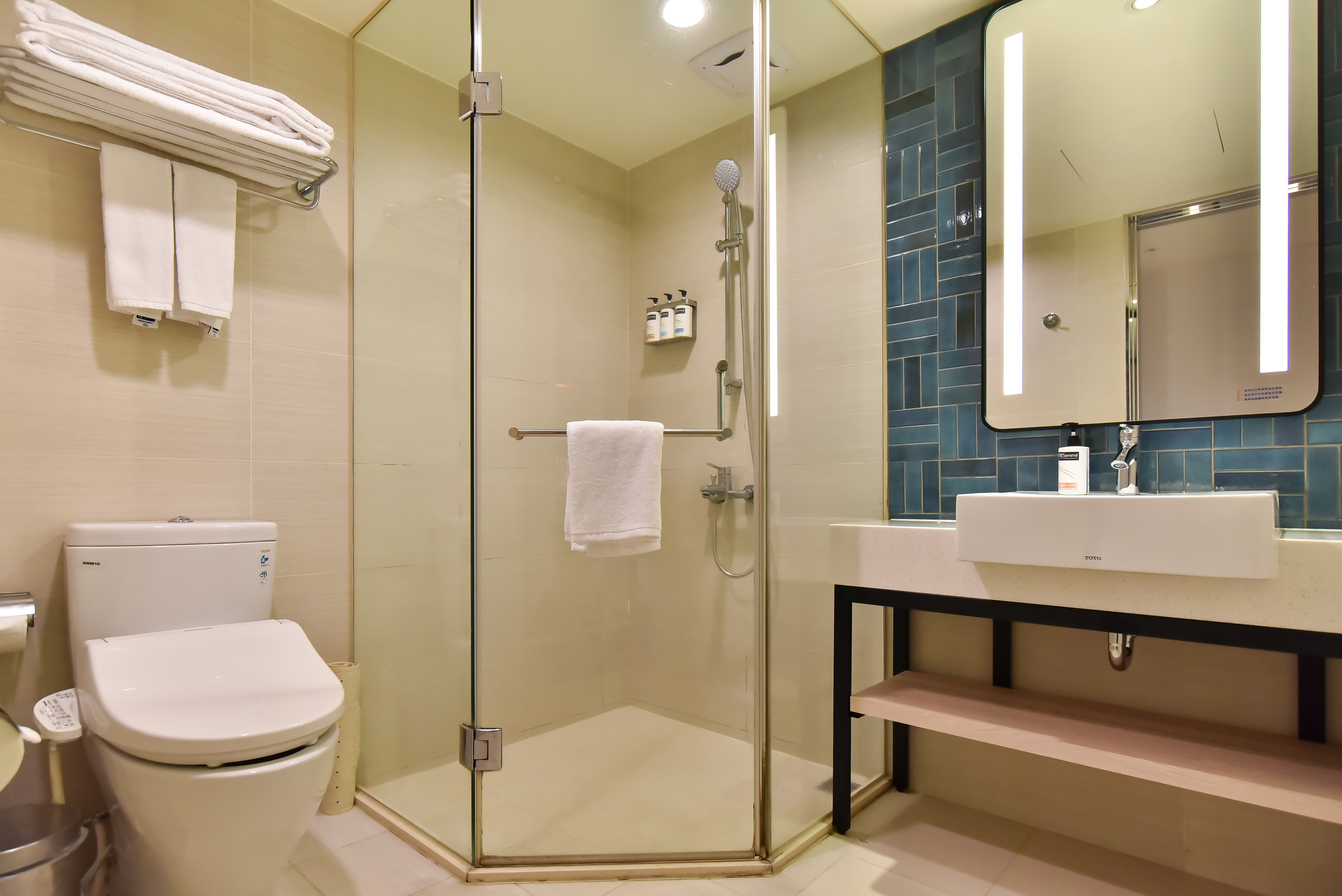 Double City View Queen Bed