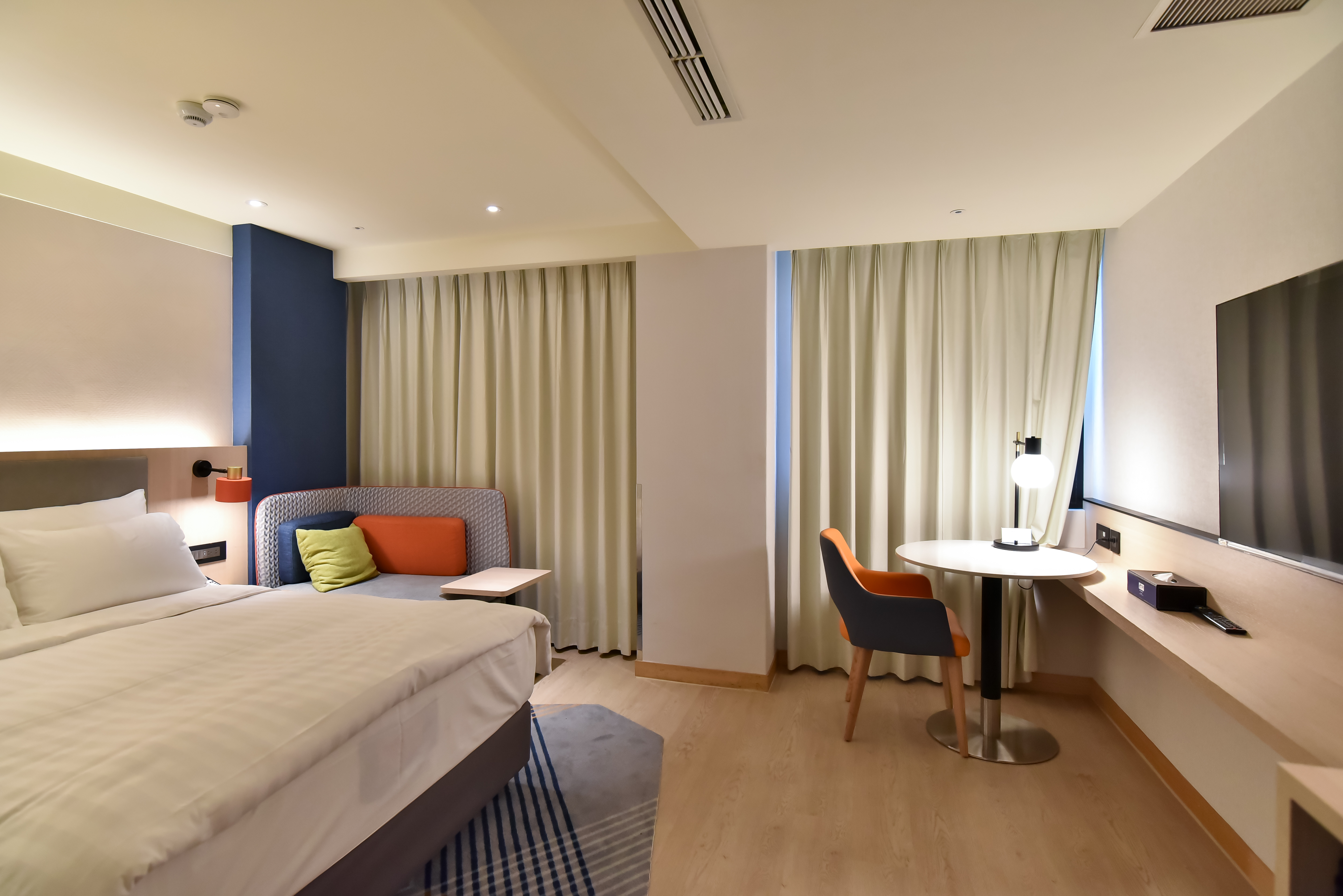 Double City View Queen Bed