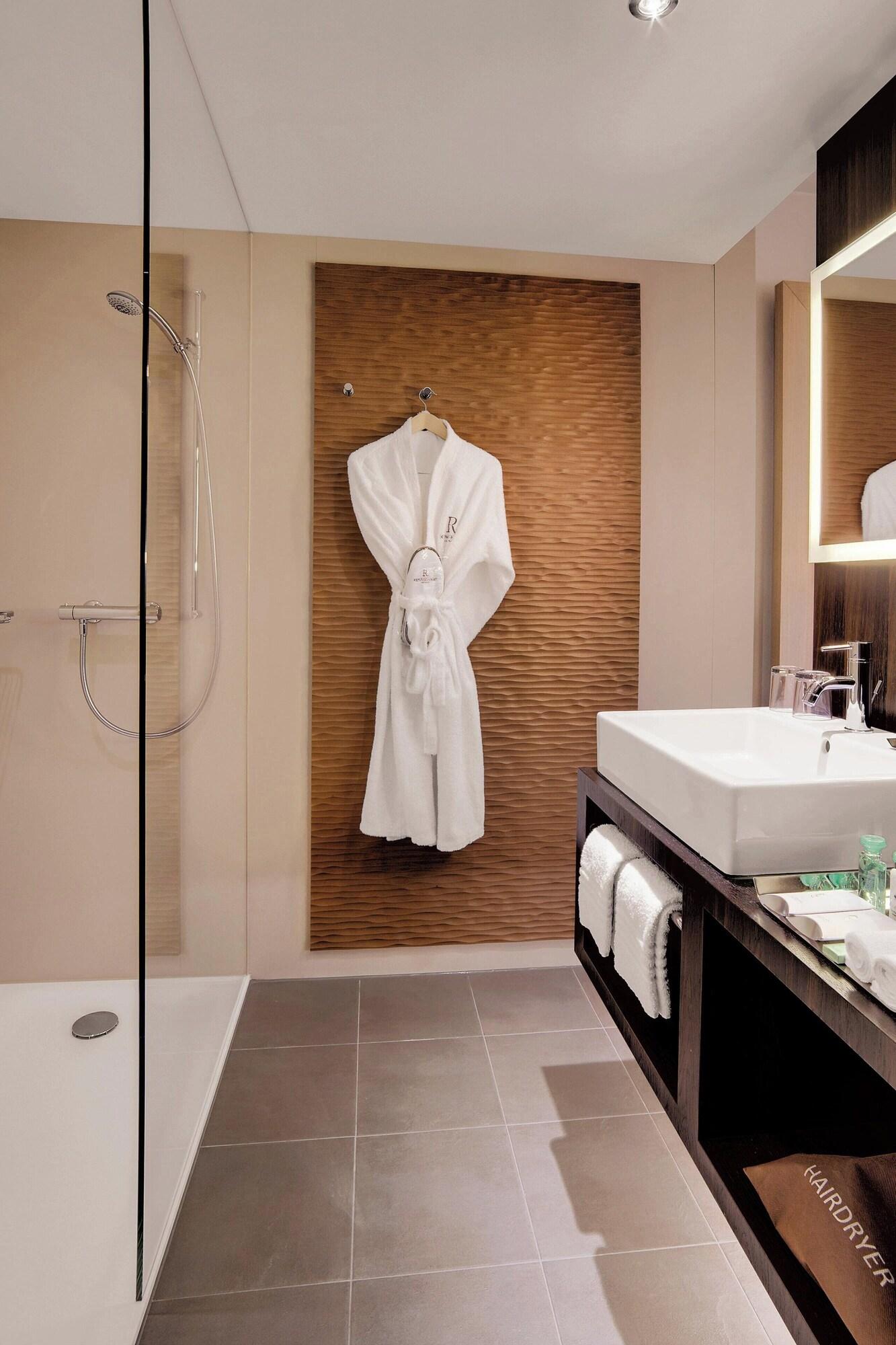 Double Club King Bed