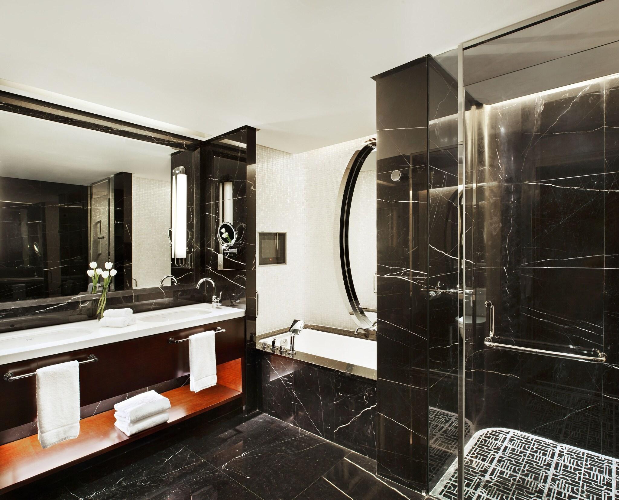 Suite City View King Bed