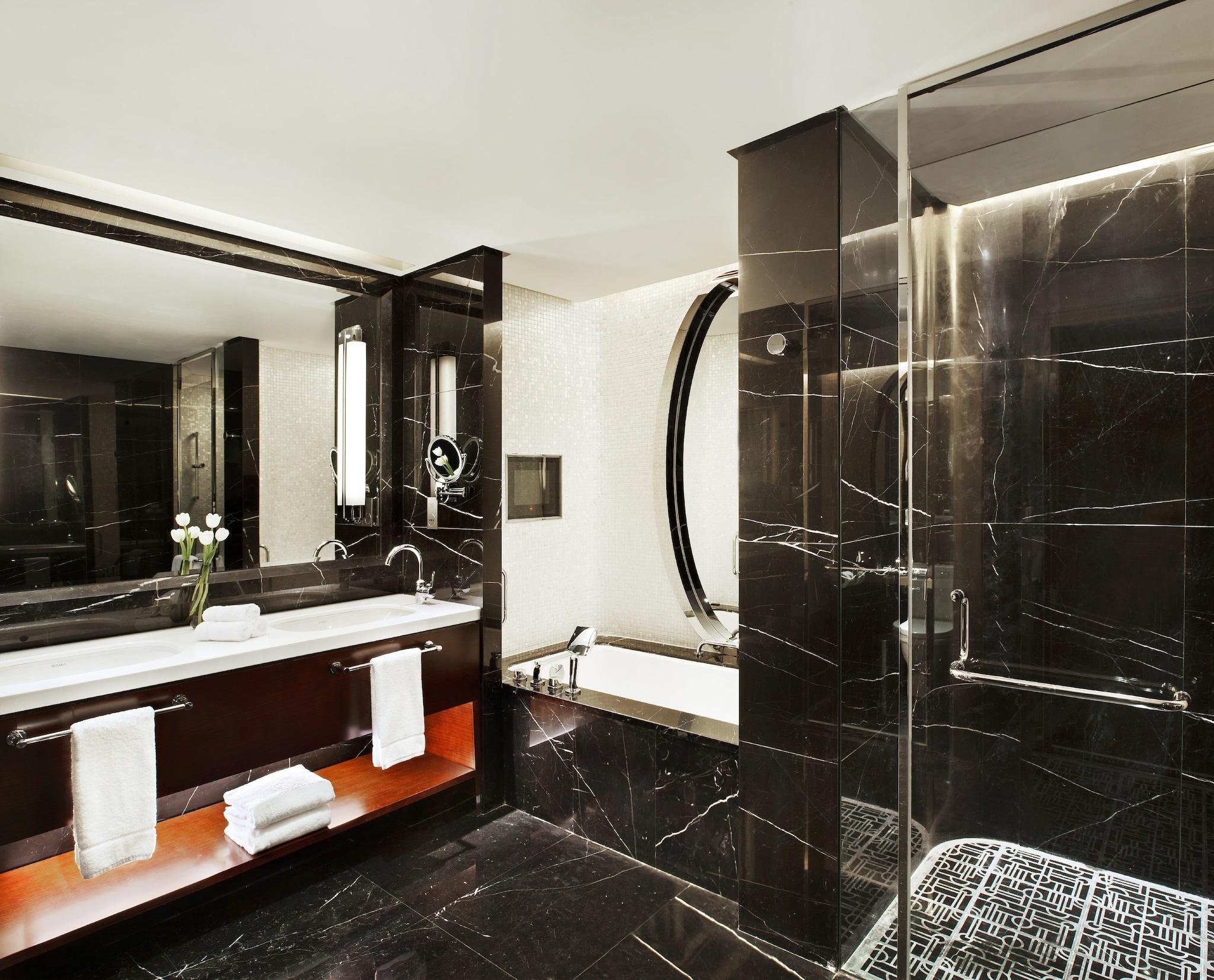 Suite City View King Bed