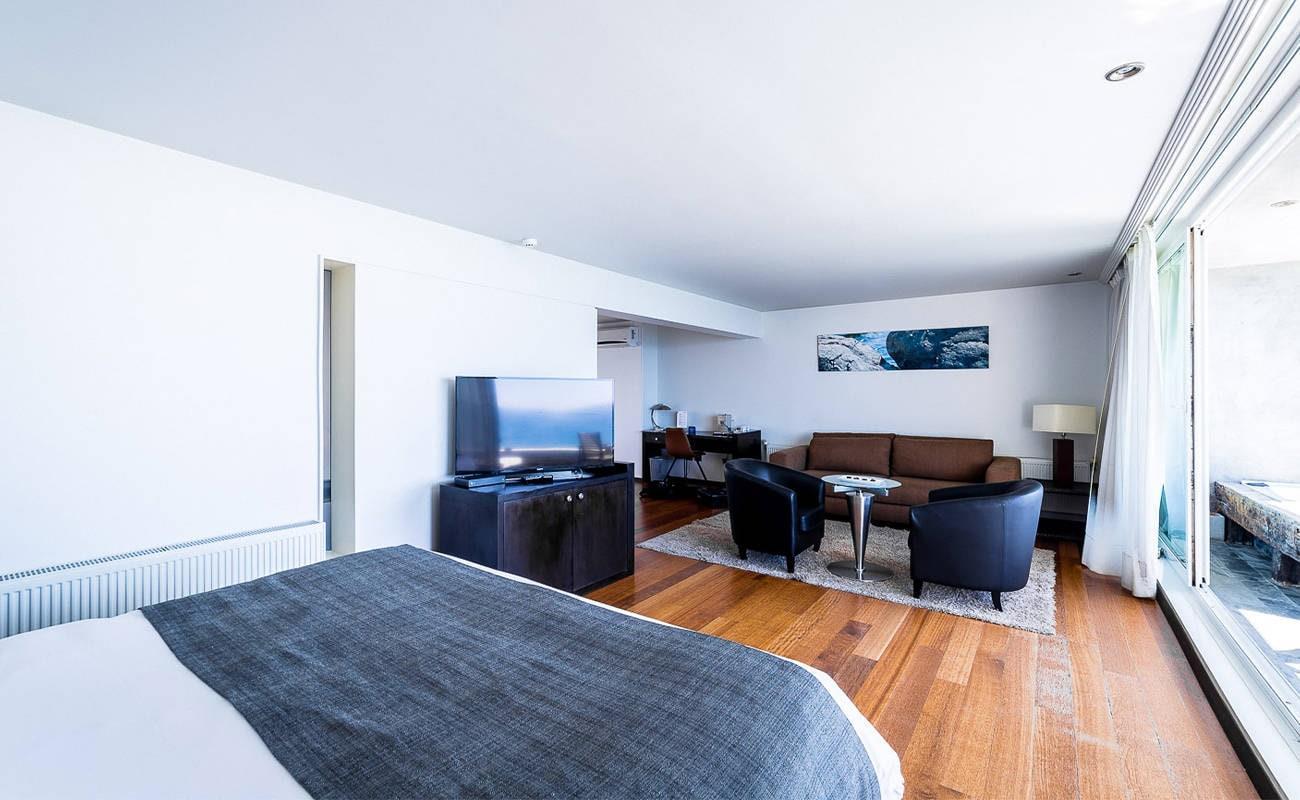 Suite King Size Bed