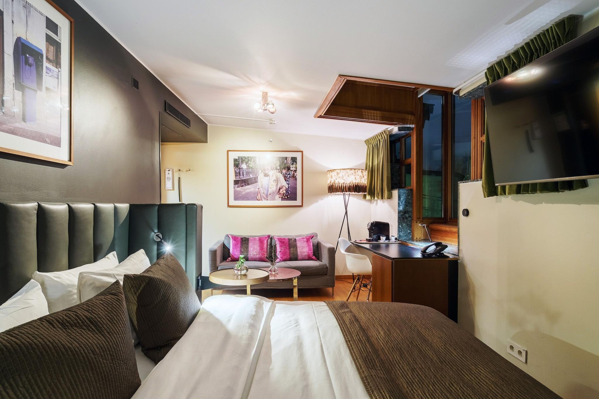 Double Queen Size Bed