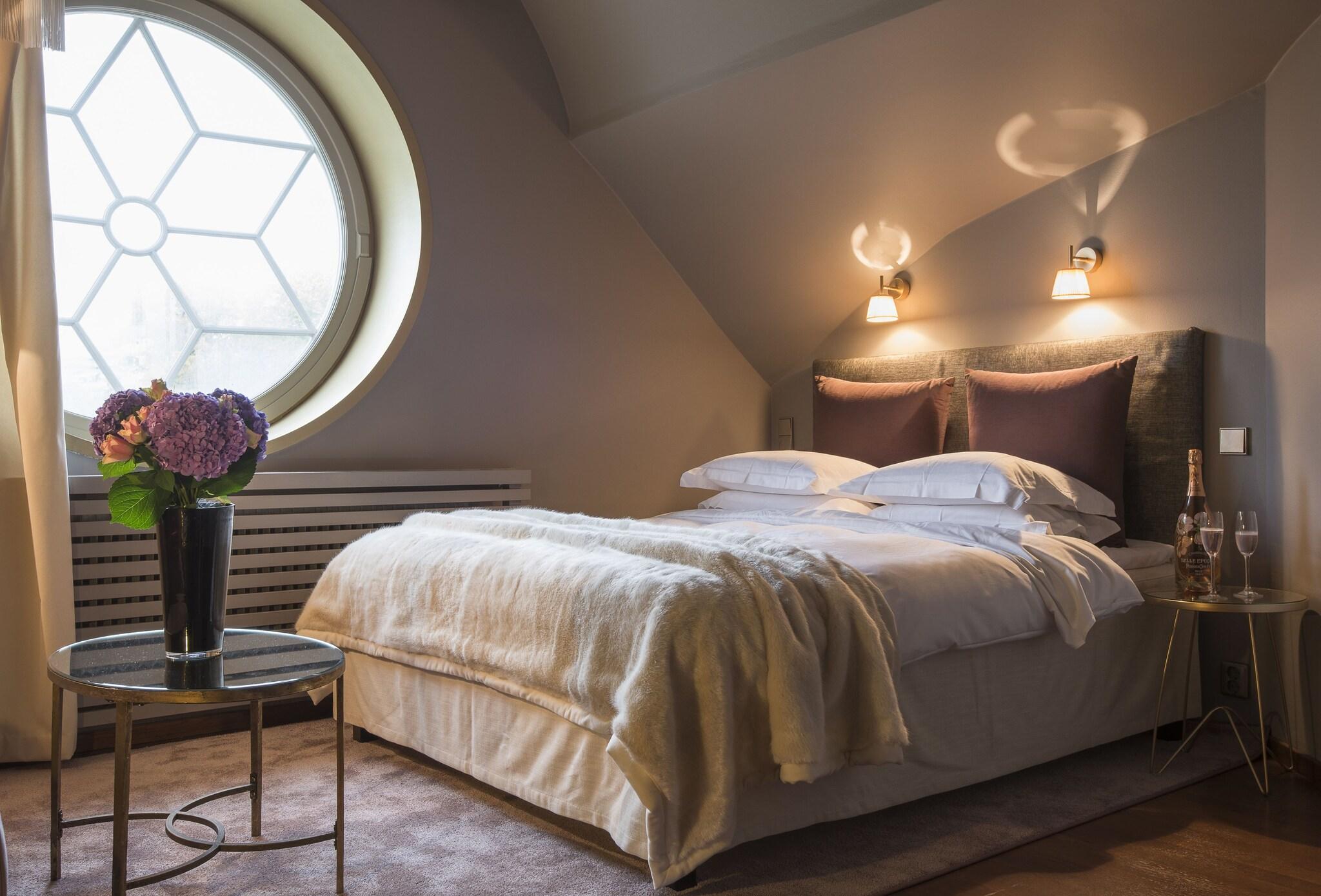 Double Deluxe King Bed