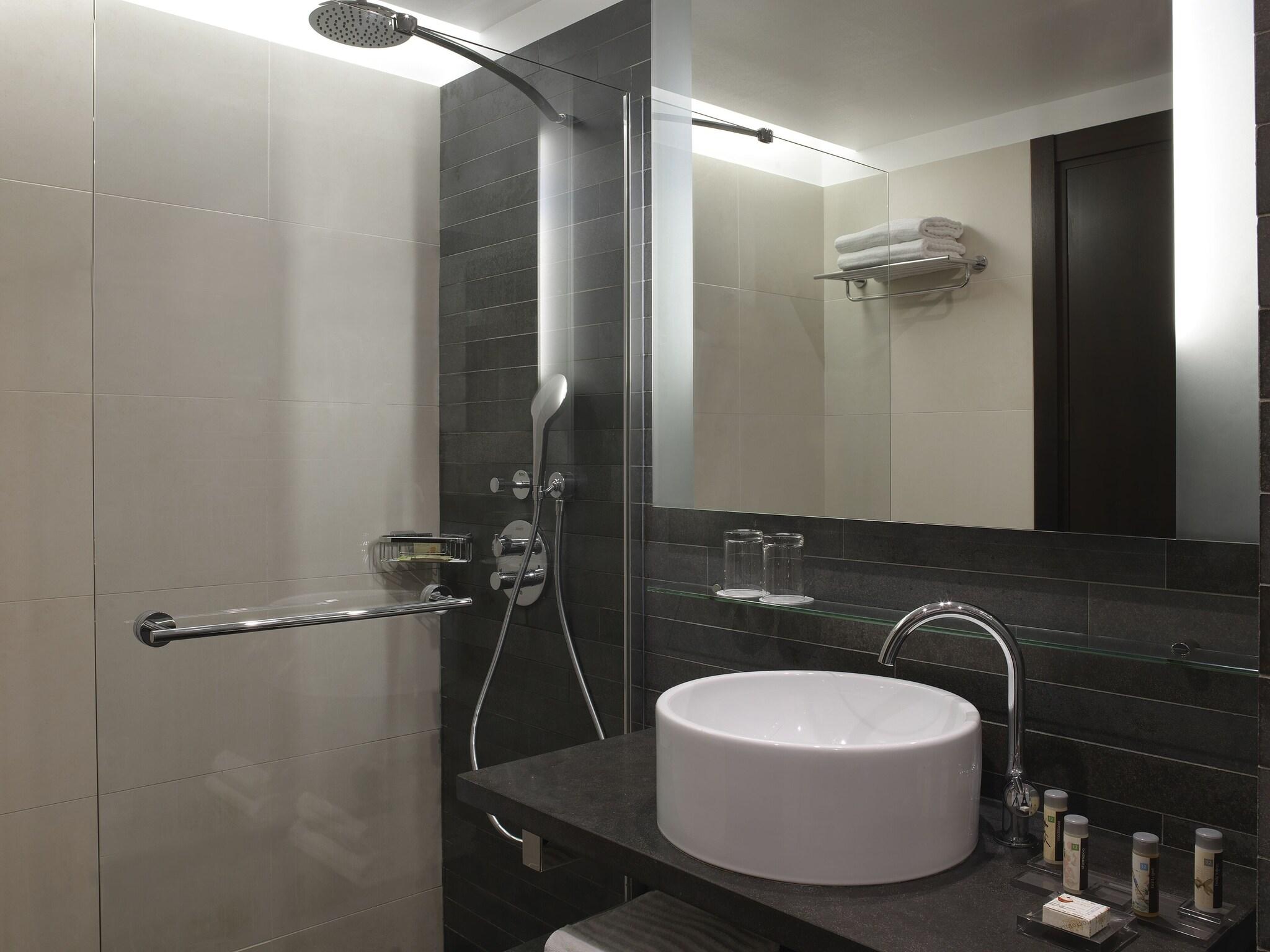 Double Garden View King Bed