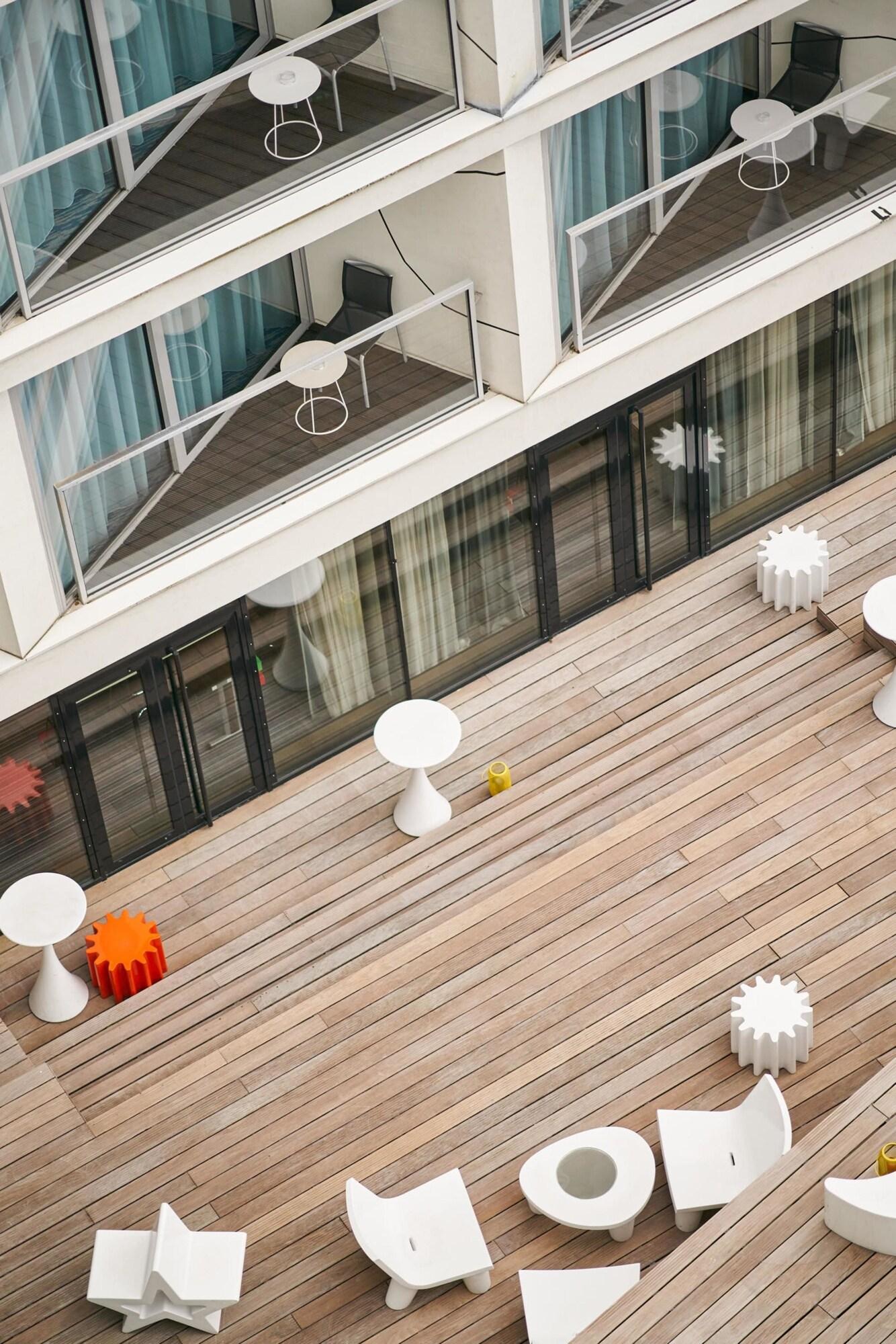 Double Garden View King Bed